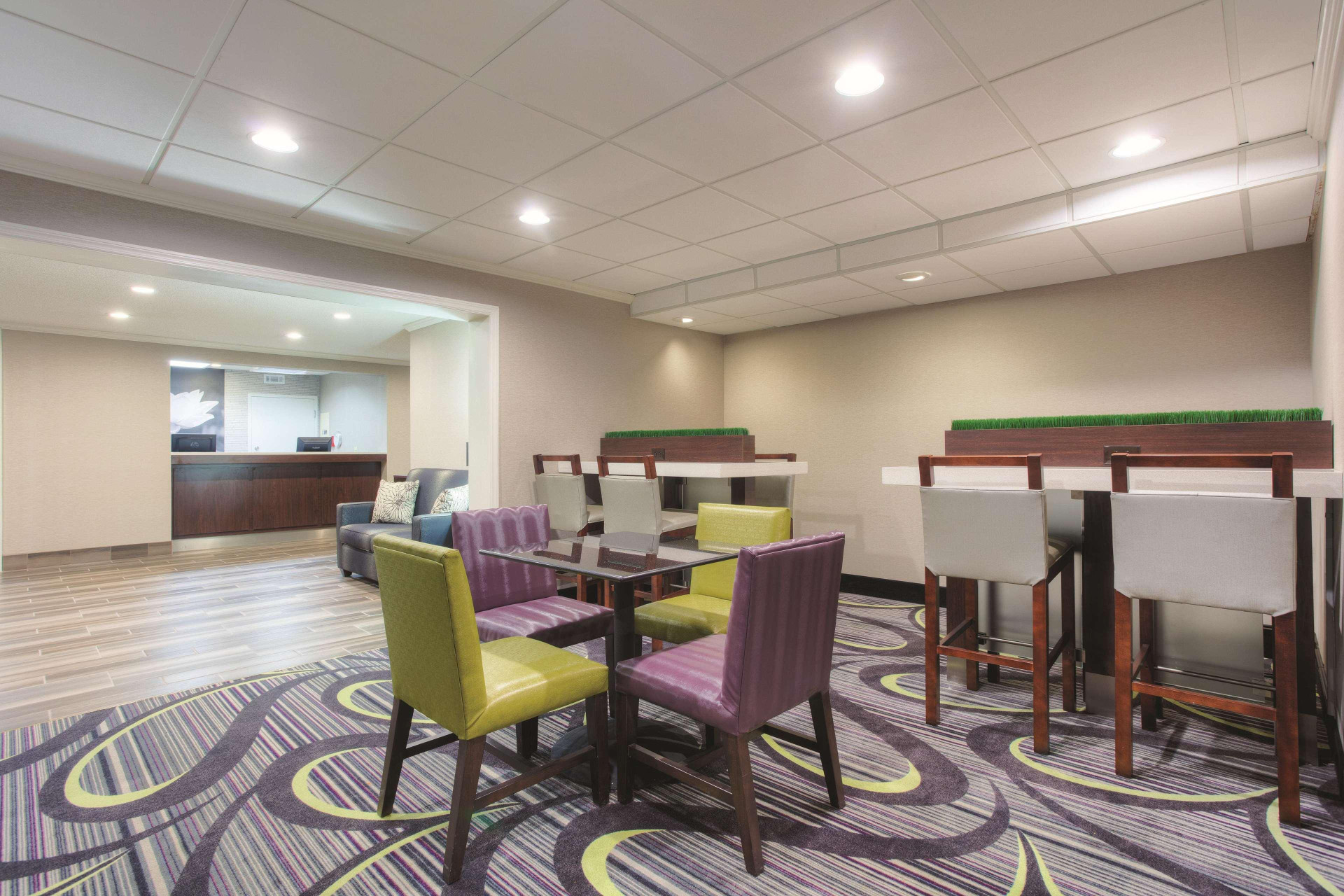 Vista Lobby La Quinta Inn & Suites by Wyndham Atlanta Roswell