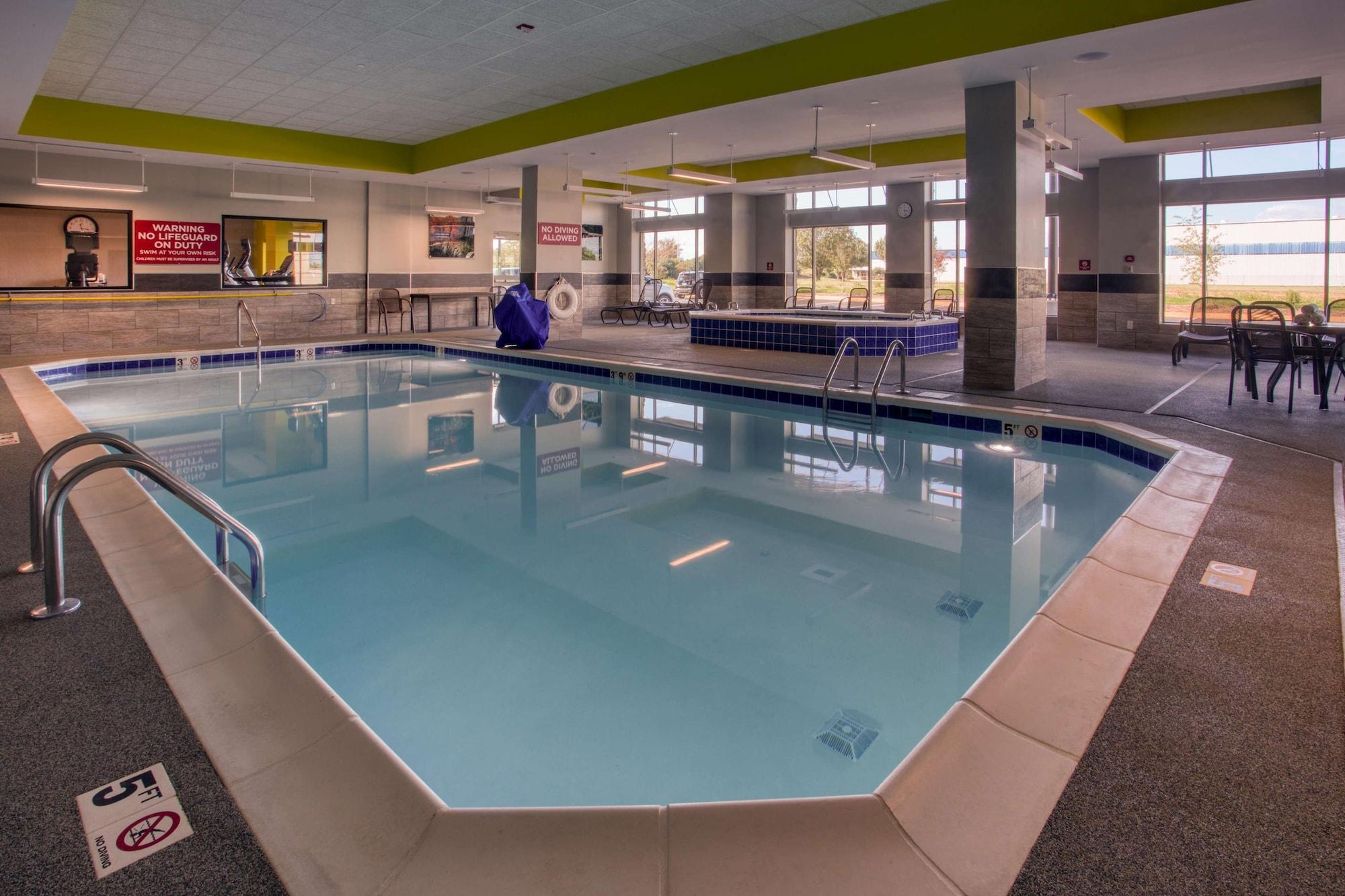 Vista Piscina Drury Inn & Suites Huntsville at the Space & Rocket Center