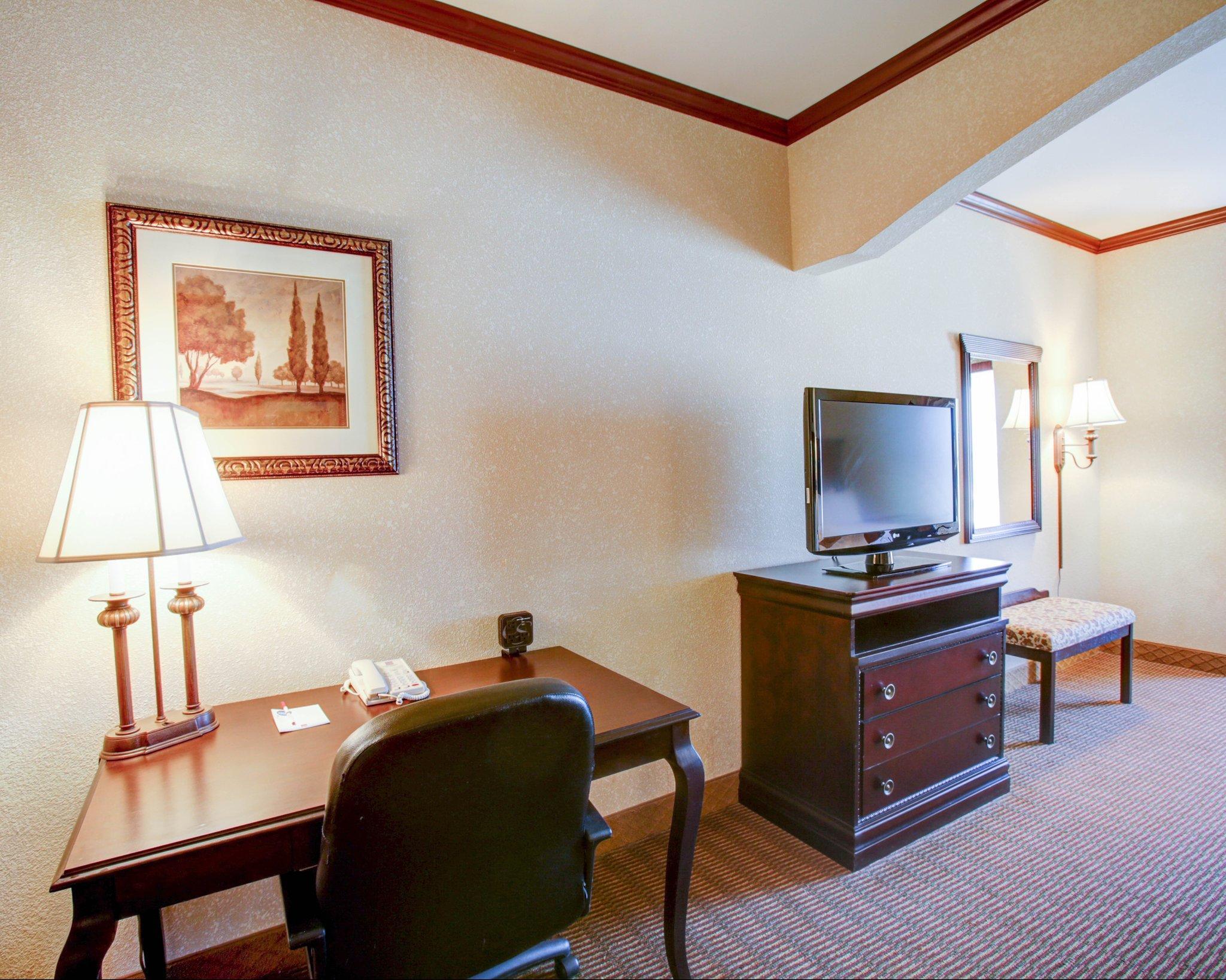 Vista Exterior Comfort Suites University Drive