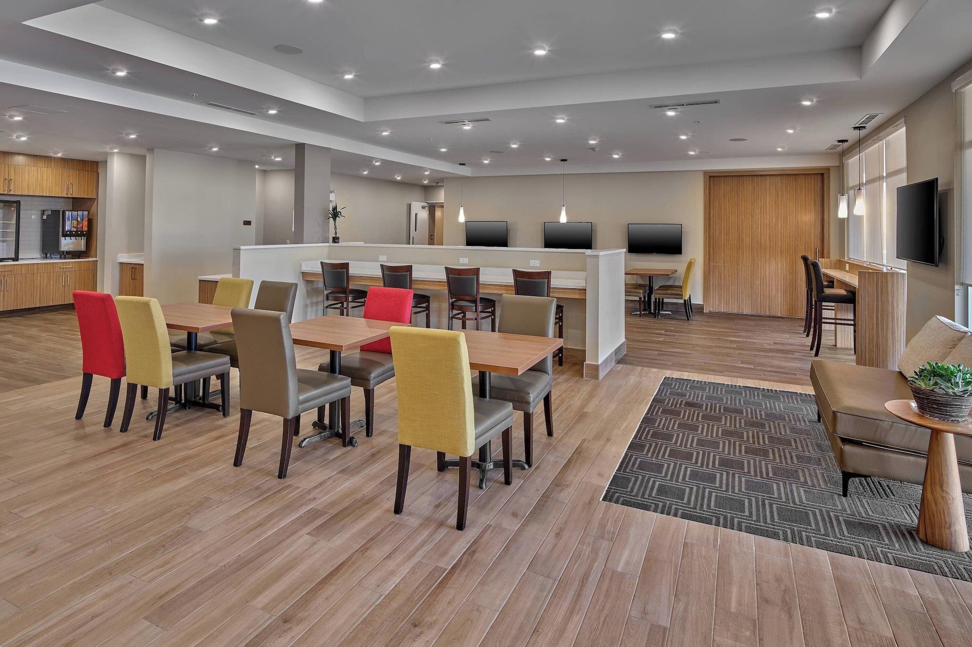 Vista Lobby TownePlace Suites by Marriott Edmonton Sherwood Park