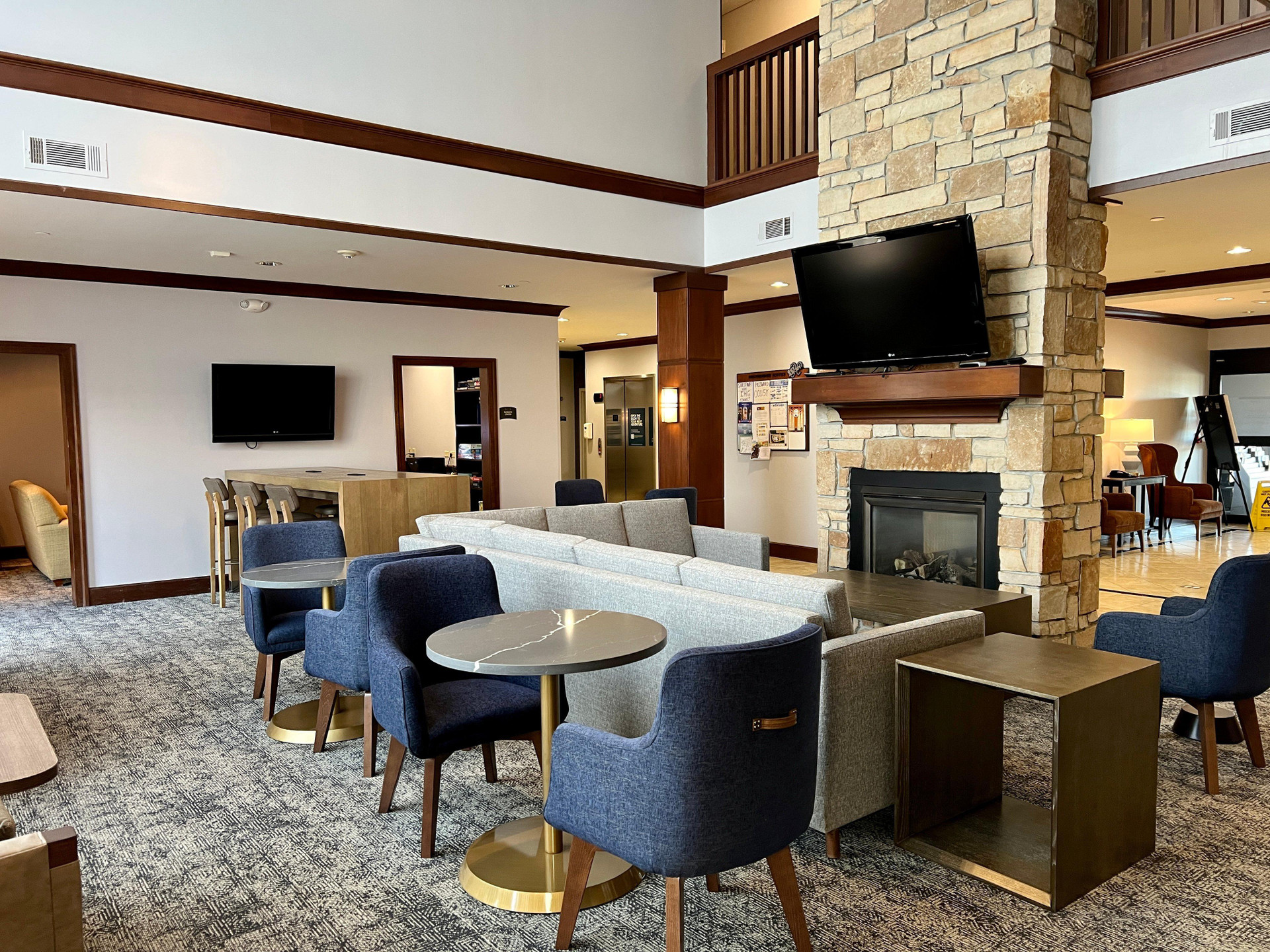 Vista Lobby Staybridge Suites Milwaukee West-Oconomowoc by IHG