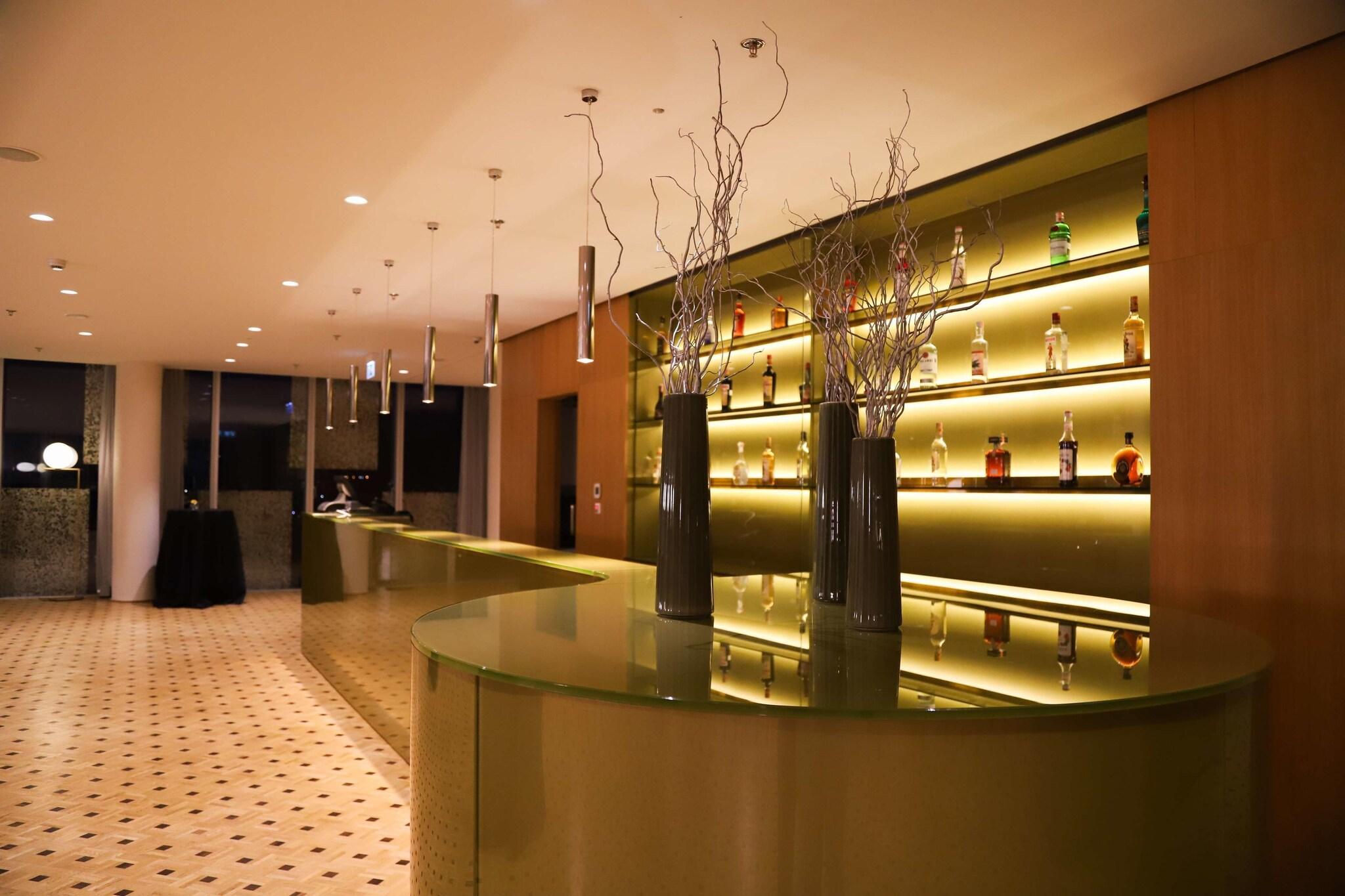 Bar/Salón Maritim Hotel Plaza Tirana