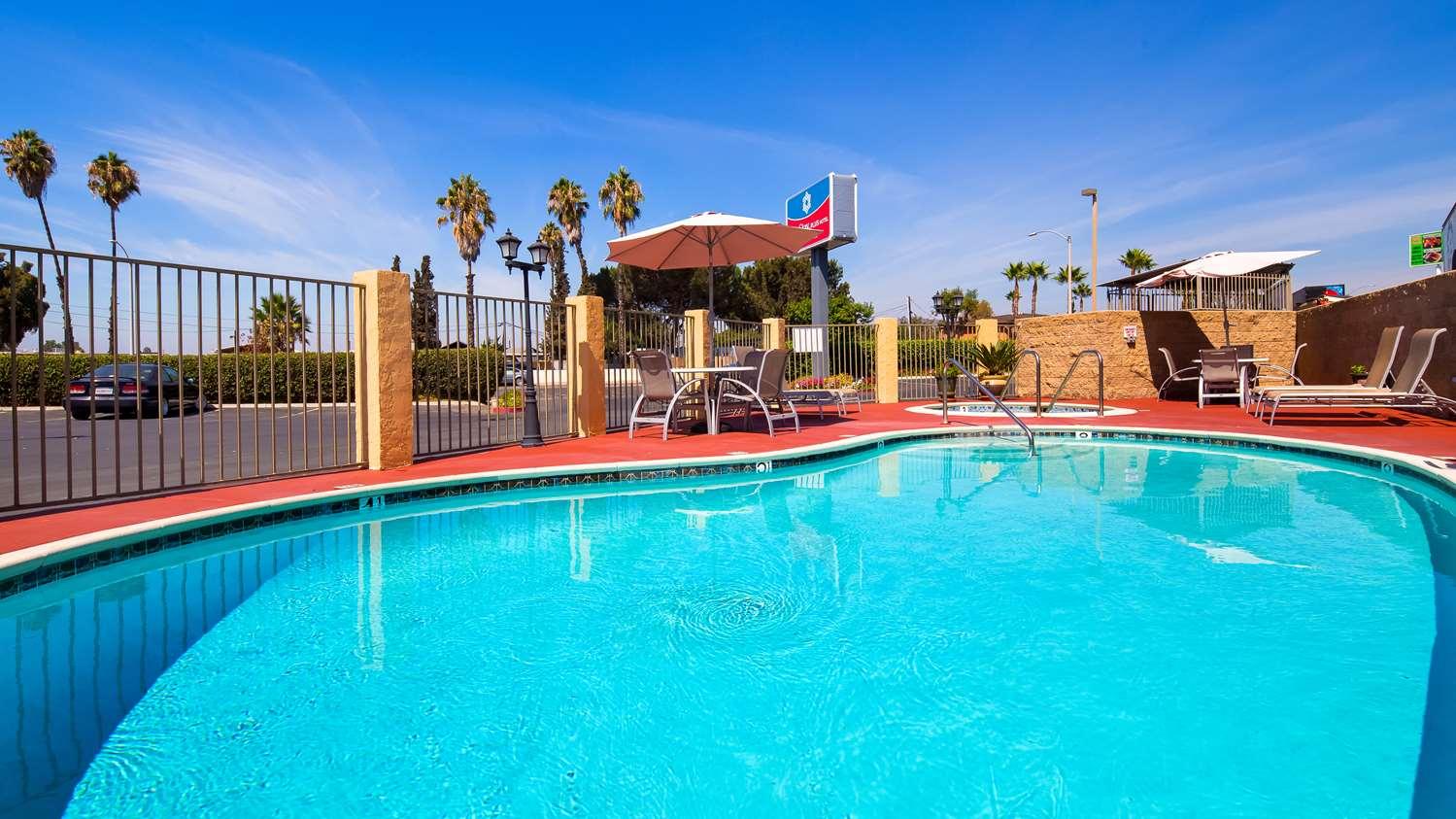 Vista Piscina SureStay Plus Hotel by Best Western El Cajon