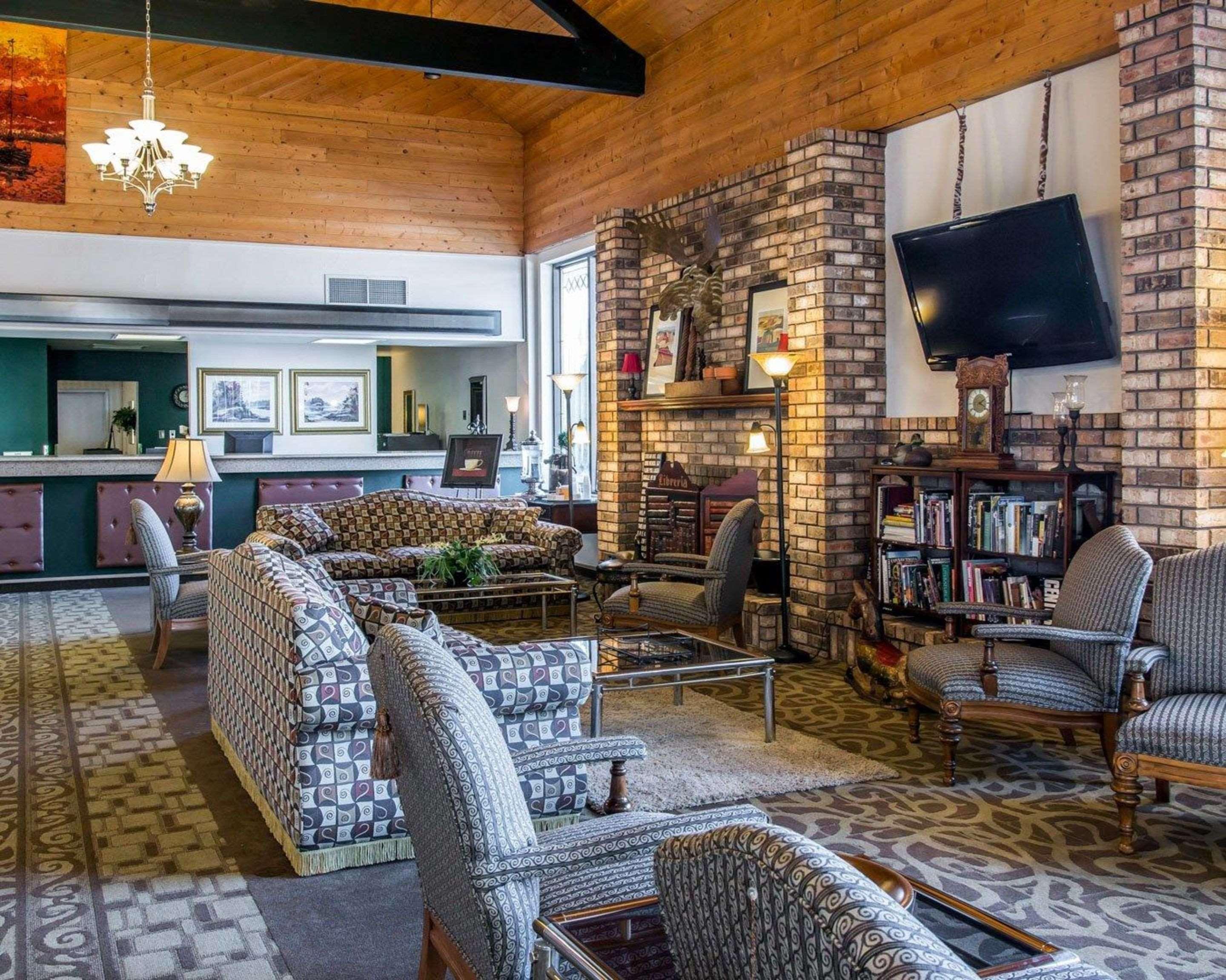Vista Lobby Quality Inn & Suites Escanaba North