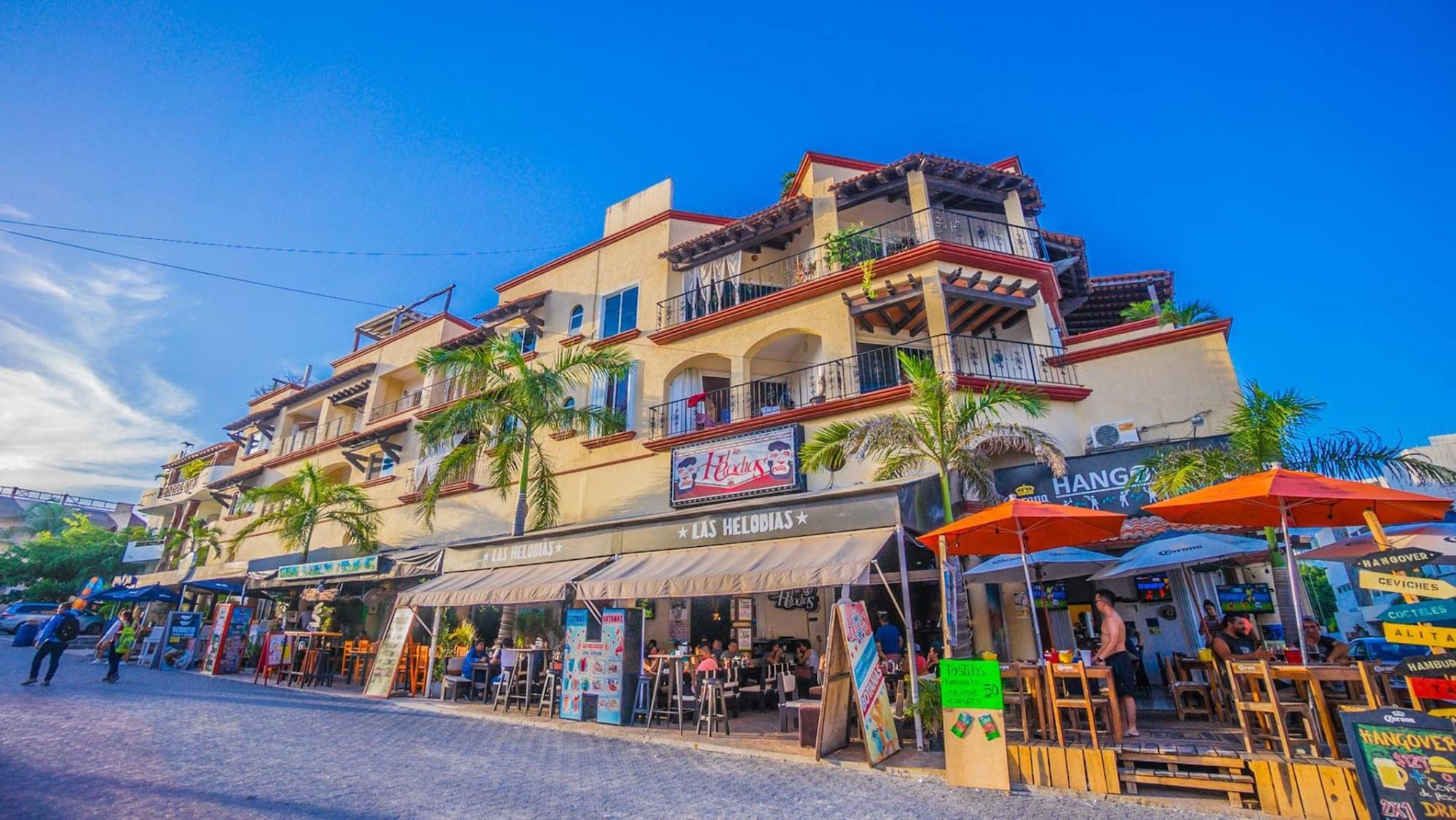 Vista Exterior Magic, 1 block from Mamitas Beach by Tripintravel