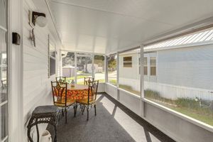 Alquiler Vacacional - Lakeland Cottage w/ Pool Access + Screened Porch!