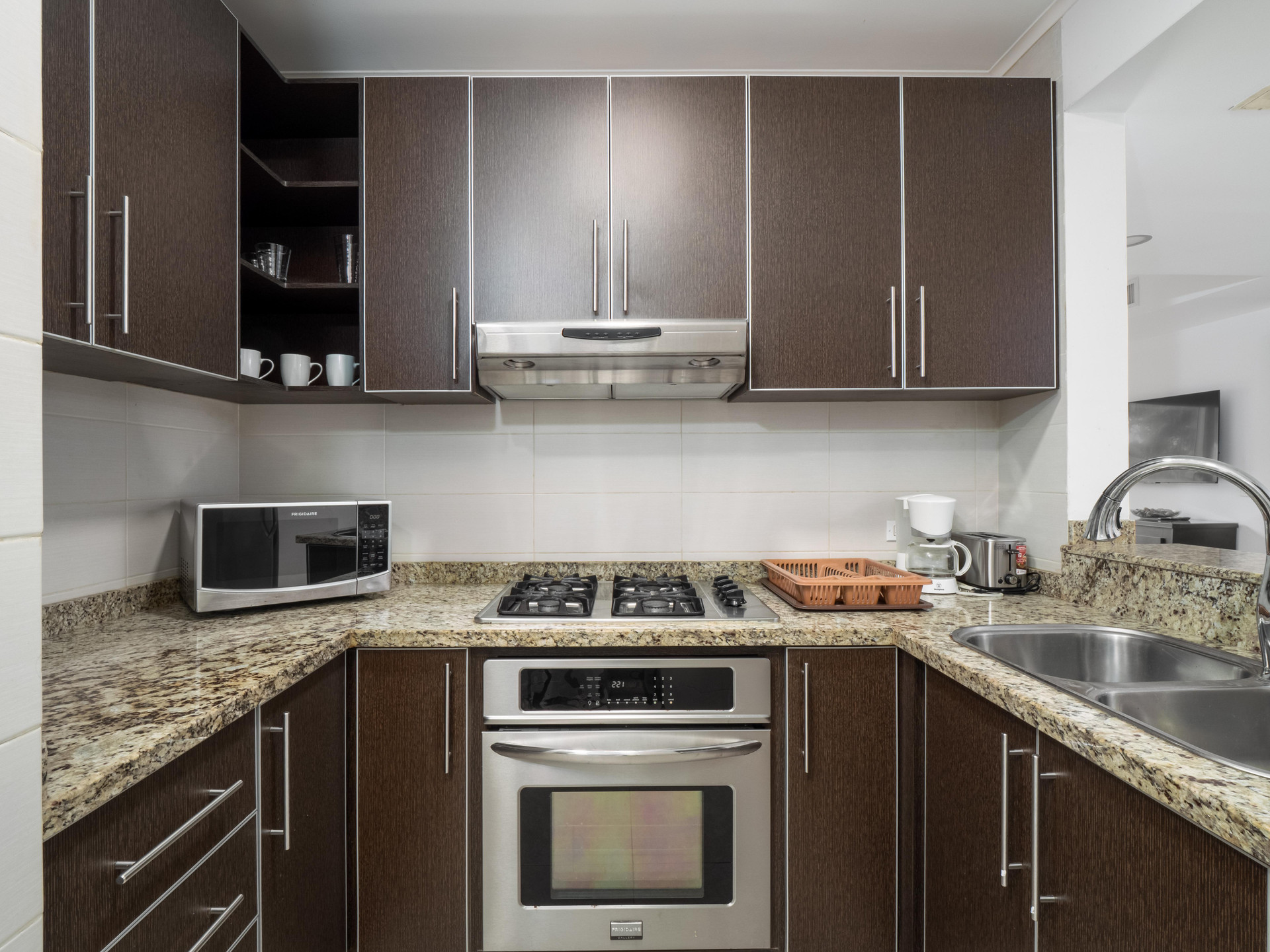 Cocina Mahogany Suites