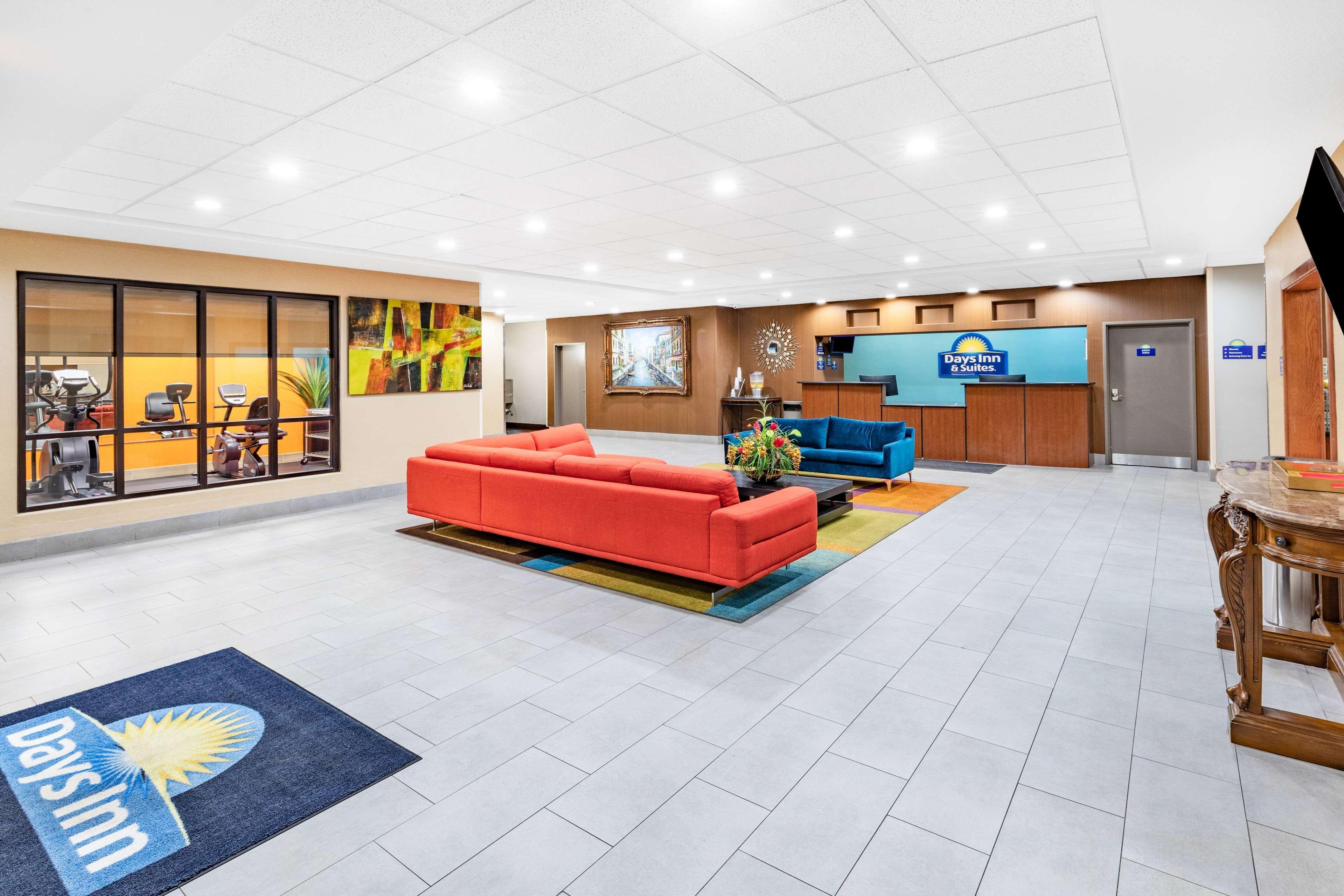 Vista Lobby Days Inn & Suites by Wyndham San Antonio near Frost Bank Center