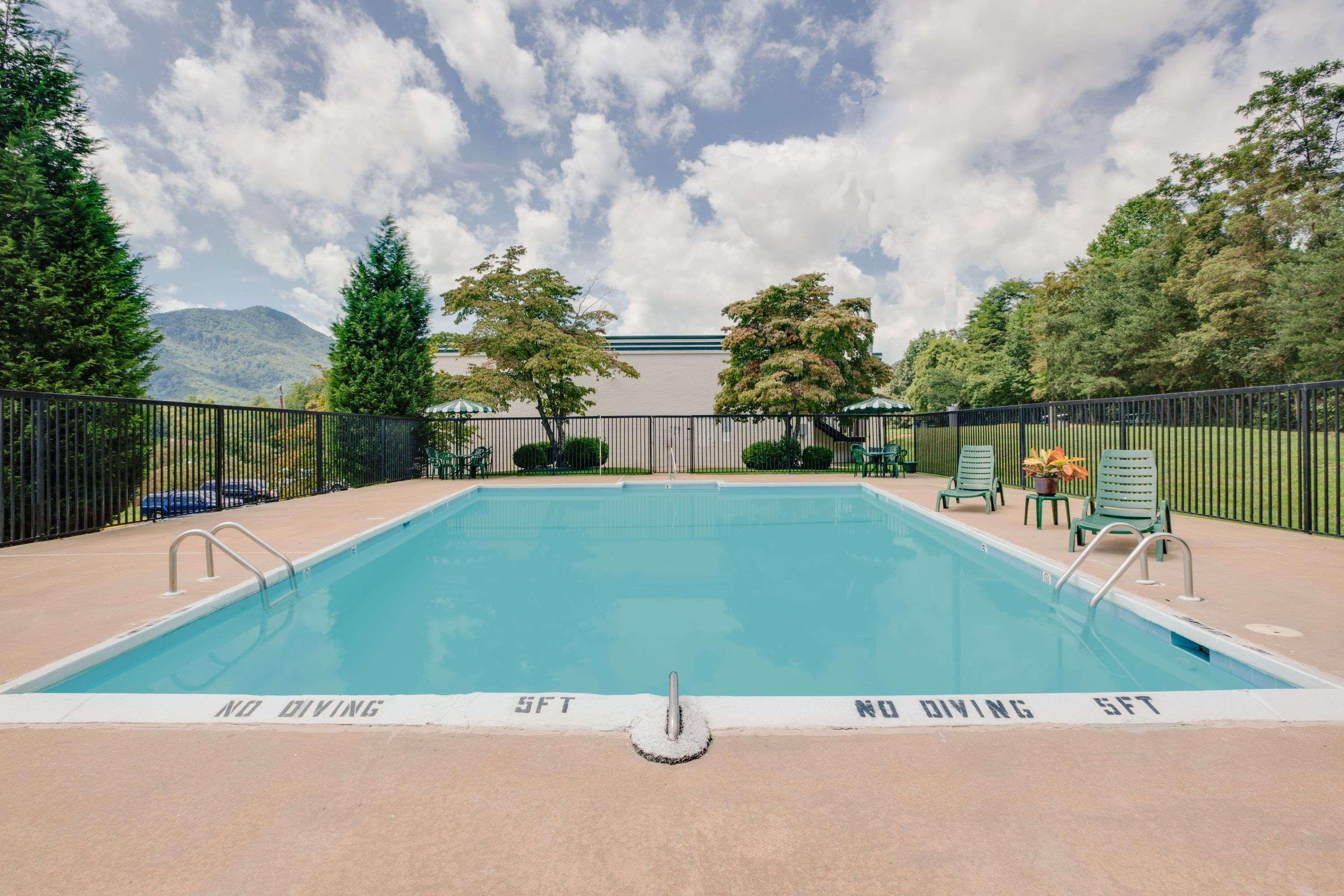 Vista Piscina Days Inn By Wyndham Asheville West
