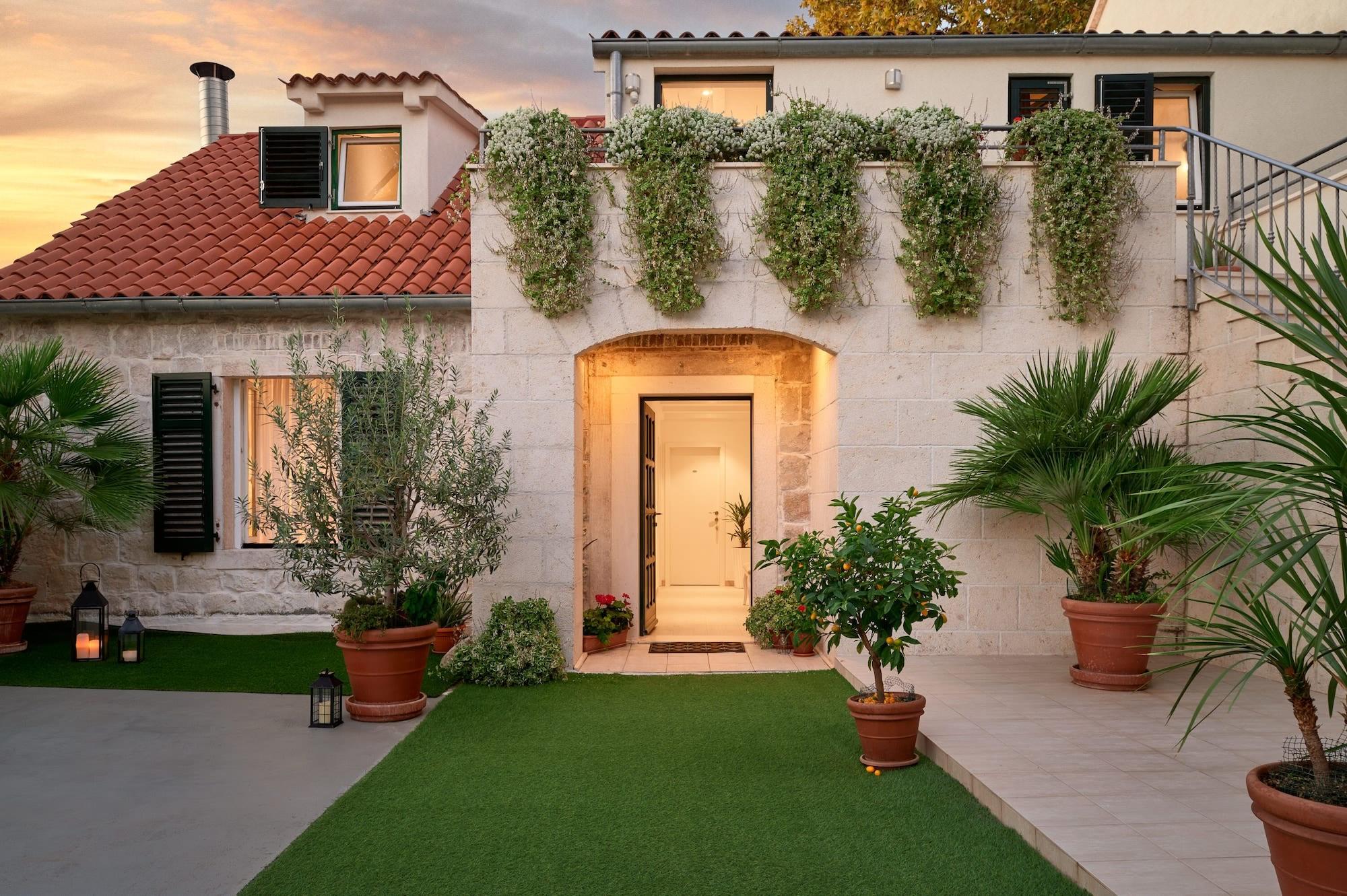 Varios Lanterna Rooms