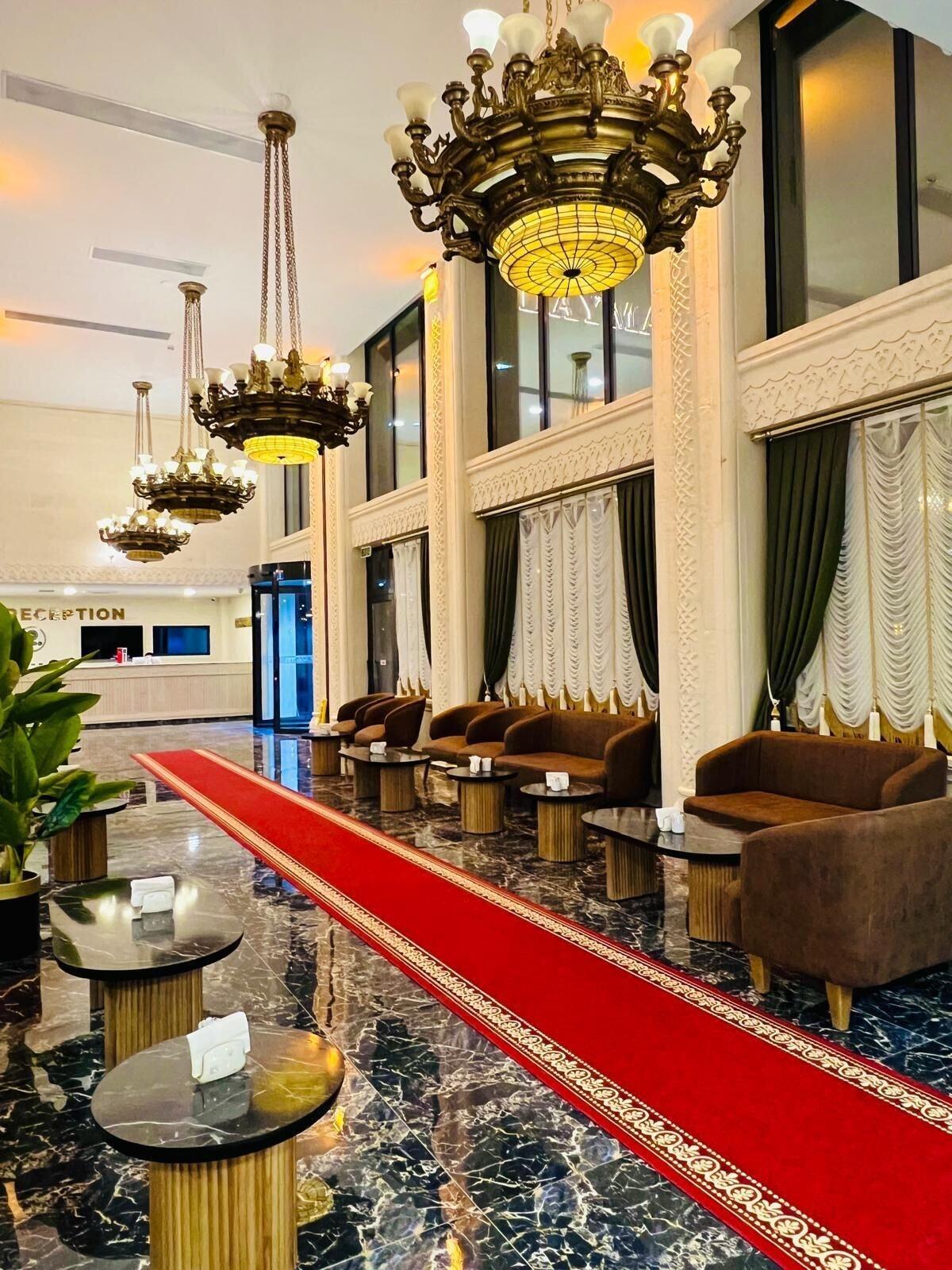 Vista Lobby Dayman Hotel