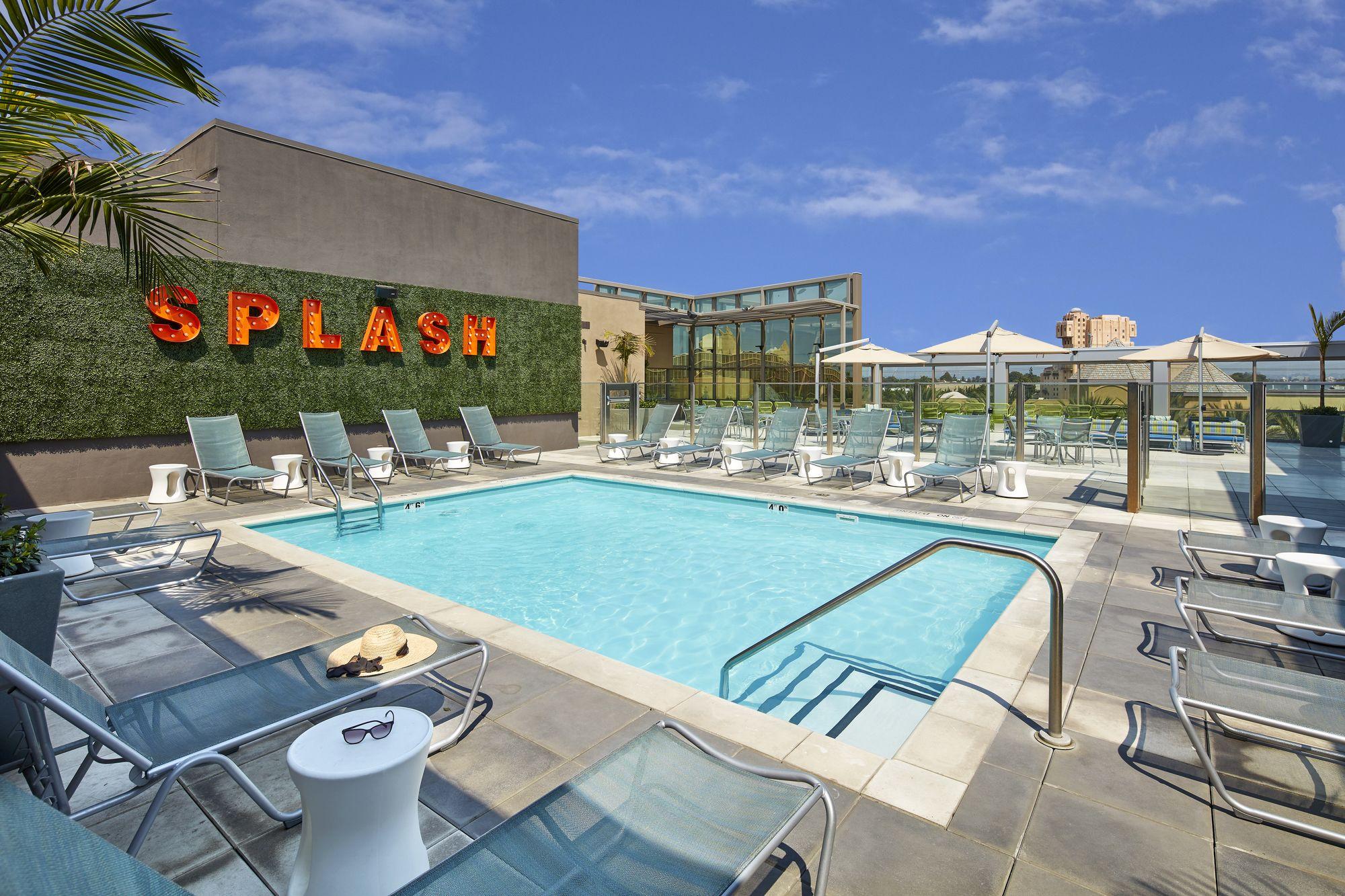 Vista da piscina SpringHill Suites at Anaheim Resort/Convention Center