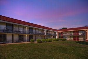 Alojamiento - HomeTowne Studios by Red Roof Montgomery - Midtown