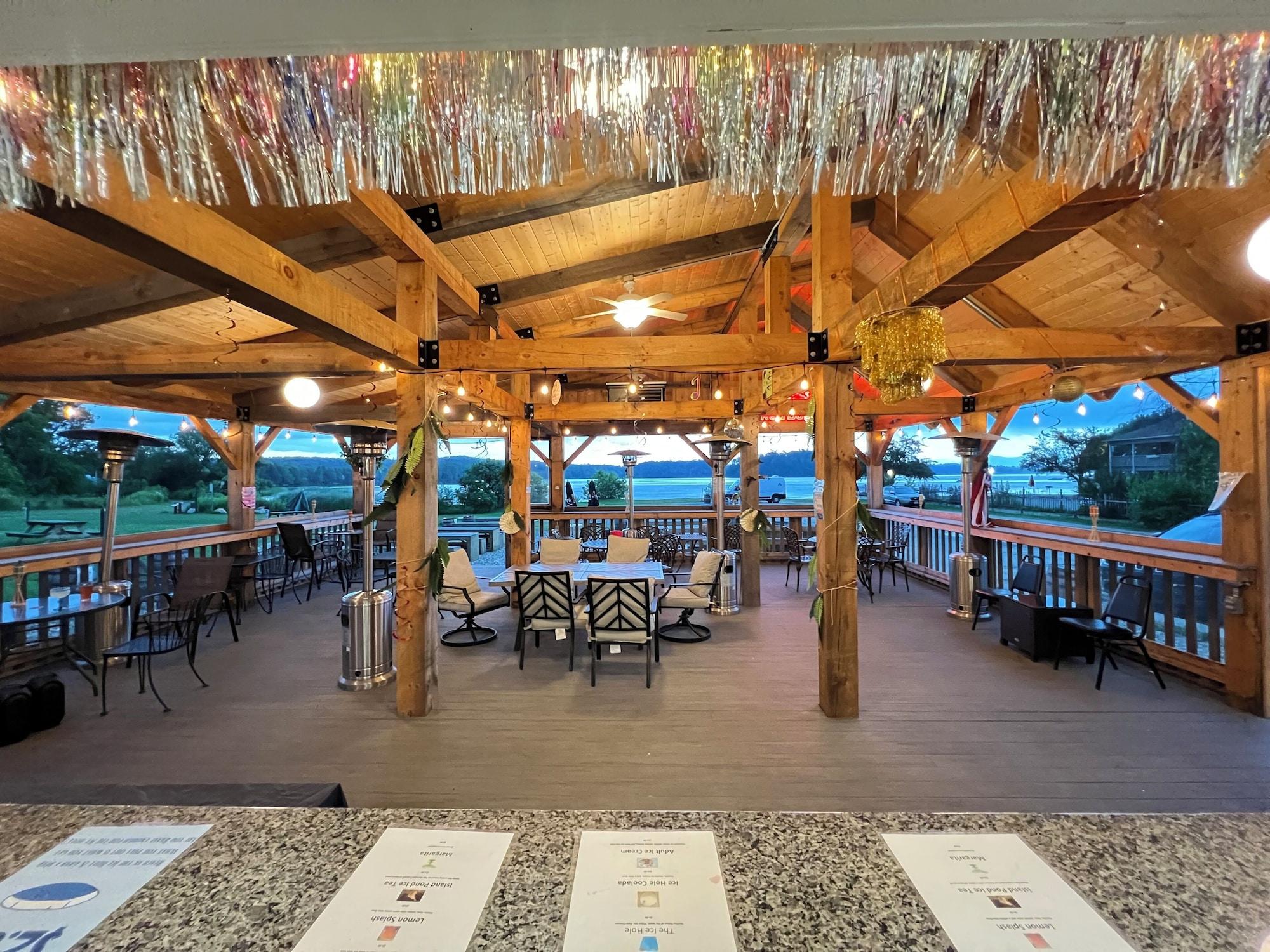 Bar/Salón Island Pond Country Inn (Formerly the Lakefront Inn & Motel)