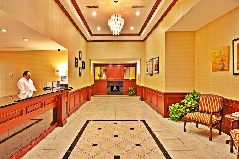 Vista Lobby Holiday Inn Express & Suites Perry by IHG