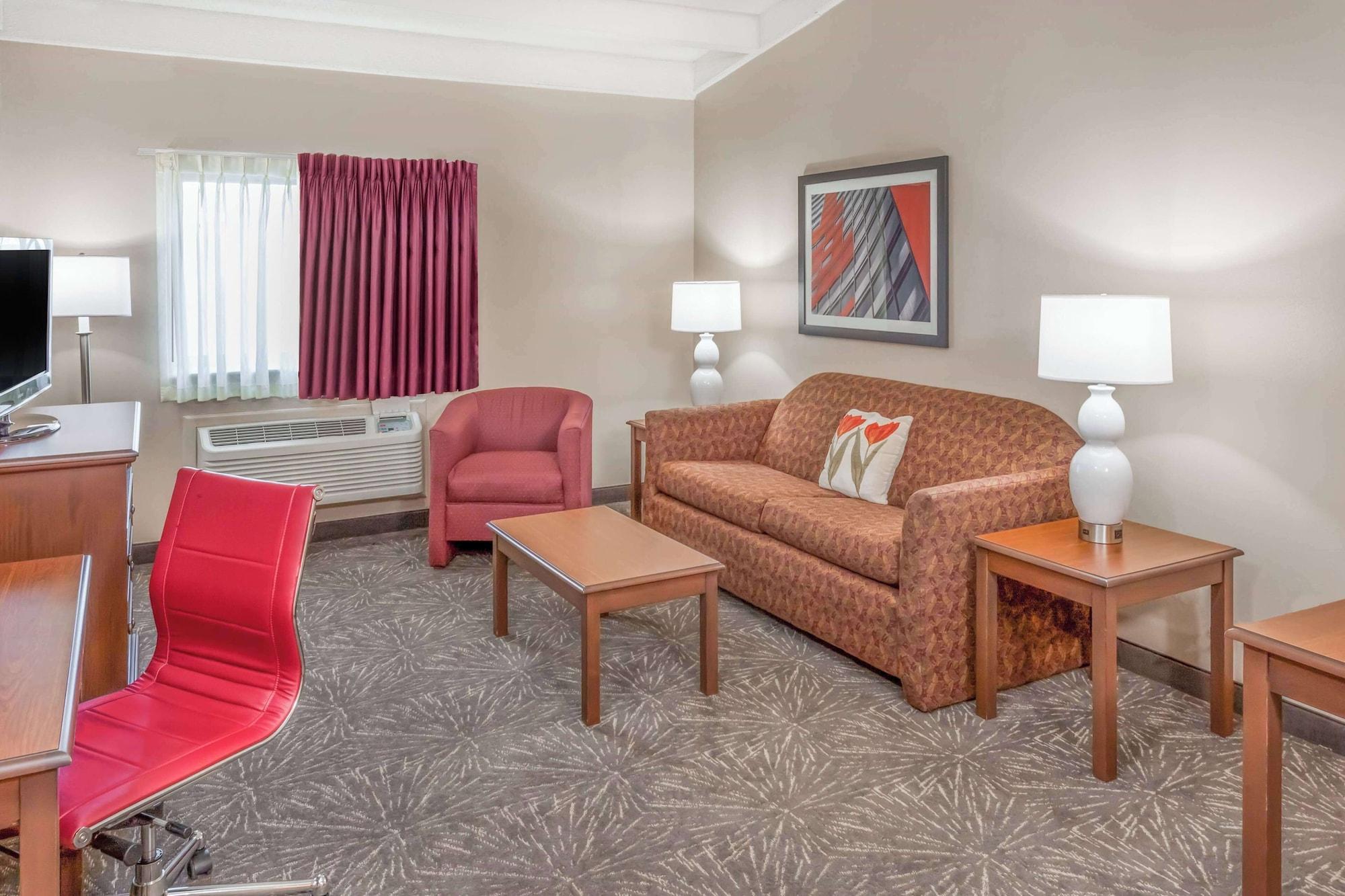 Habitación Ramada Hotel & Conference Center by Wyndham Hammond