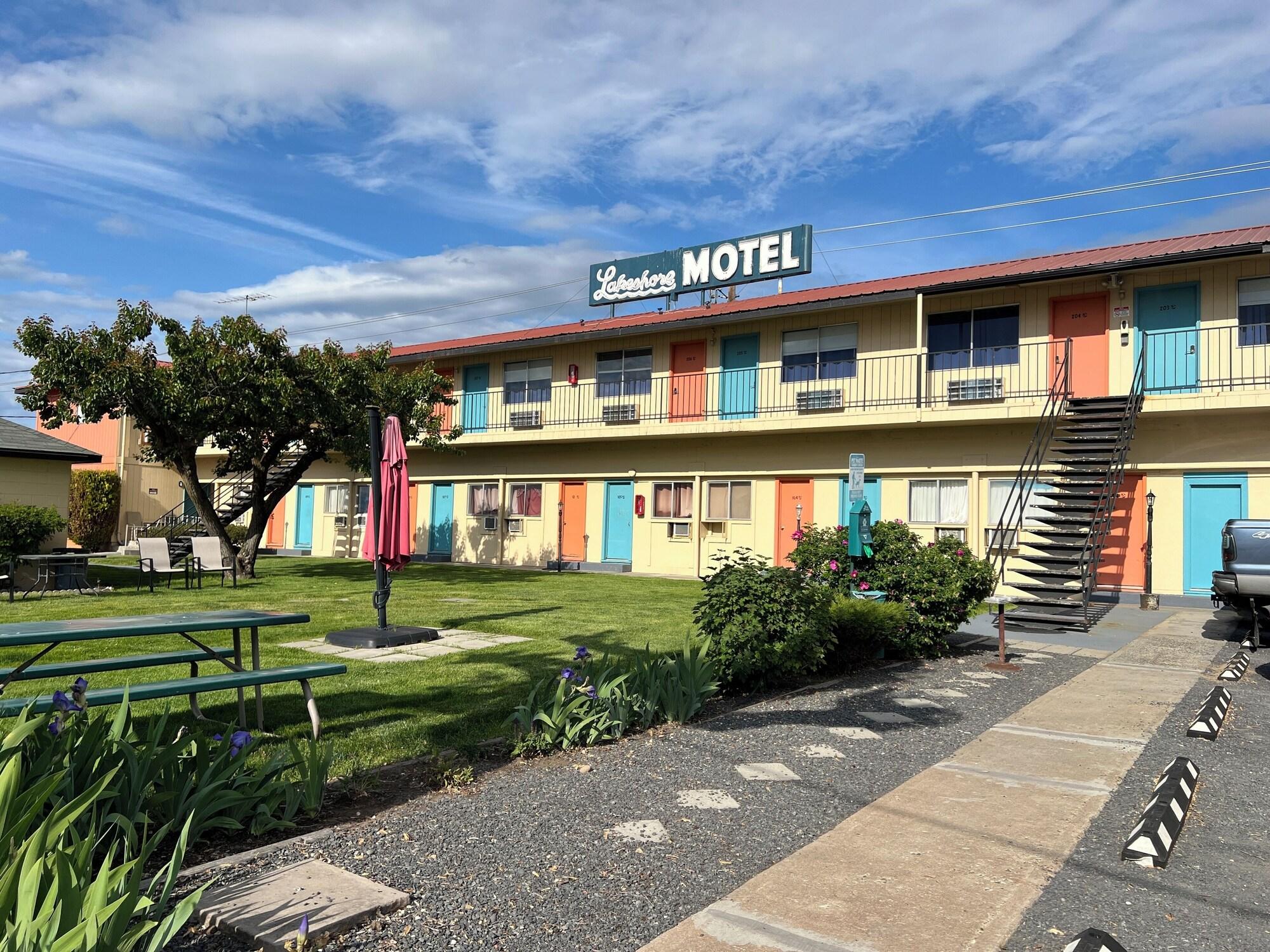 Vista Exterior Lakeshore Inn Water Front