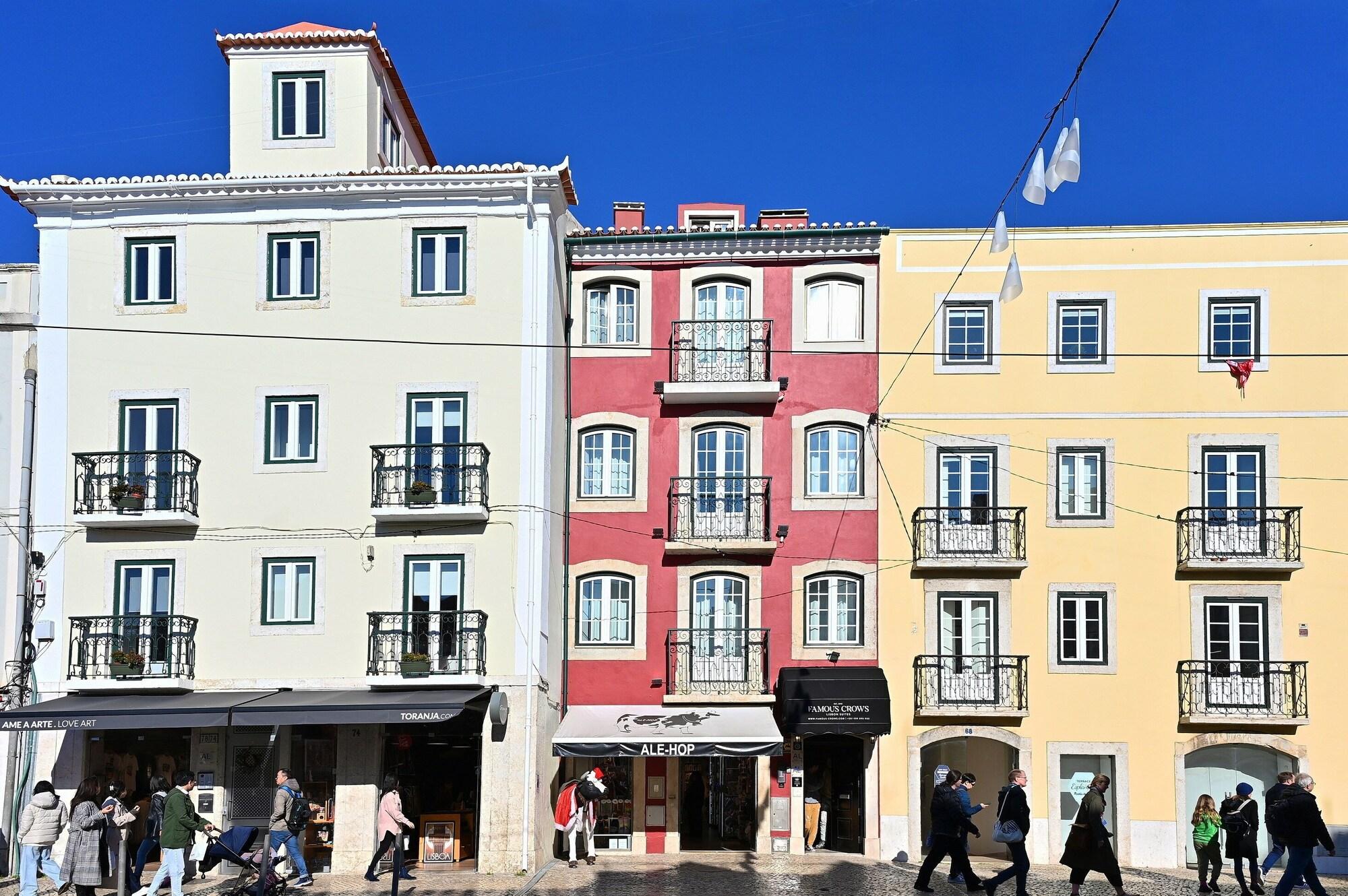 Vista Exterior Famous Crows Lisbon Suites