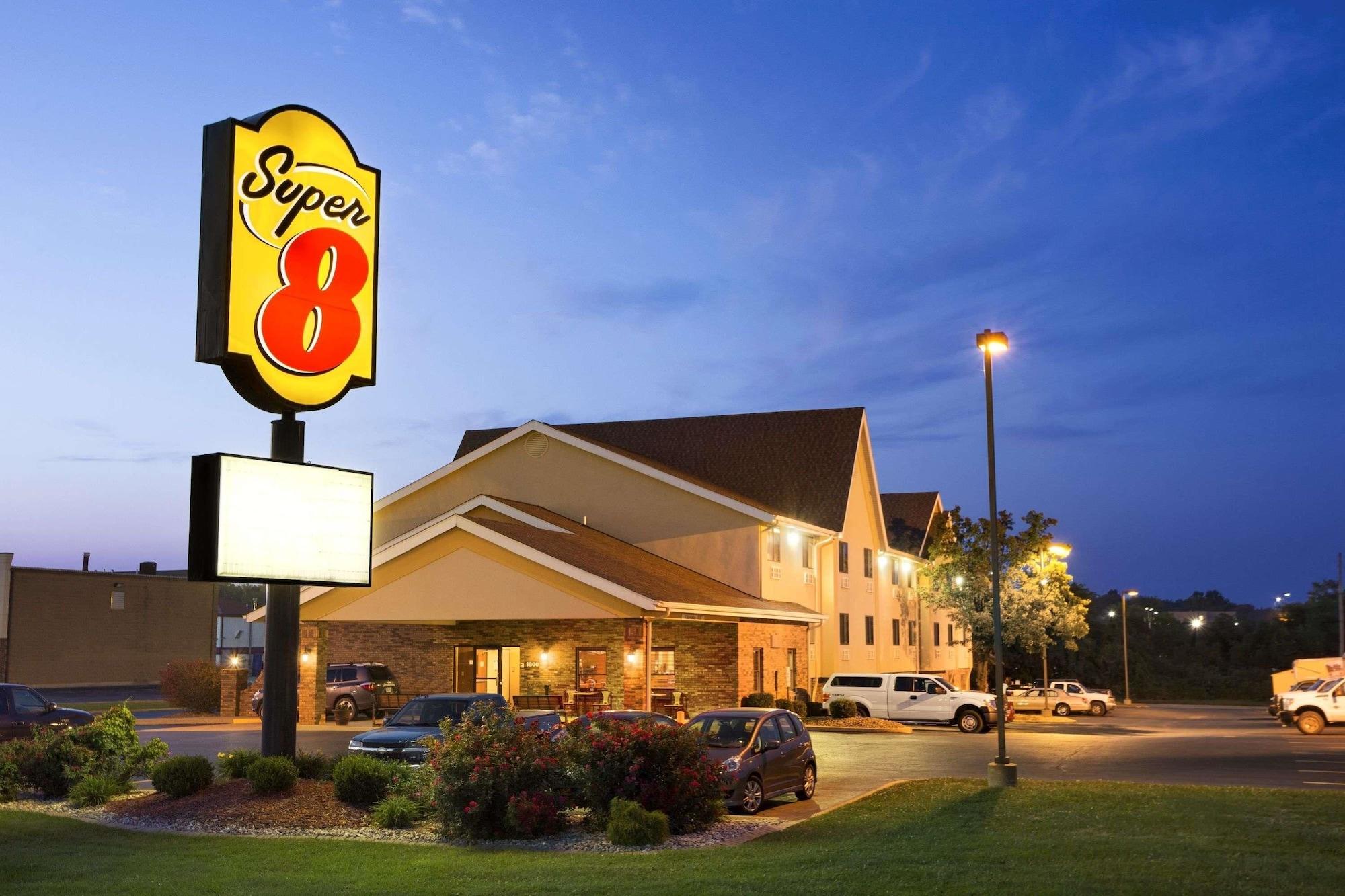 Vista Exterior Super 8 by Wyndham Alton