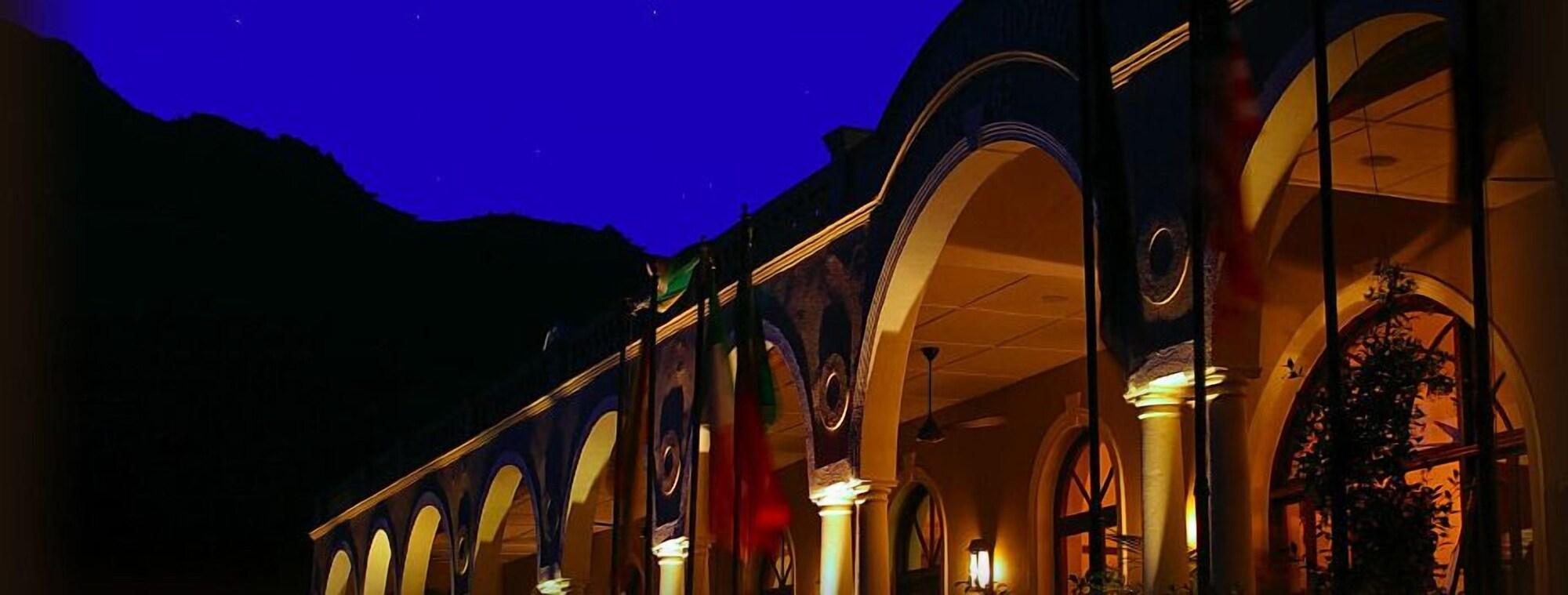 Vista Exterior The Royal Hotel