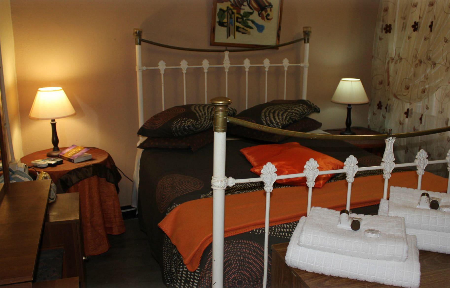 Varios Tshimologo Farm Guest House