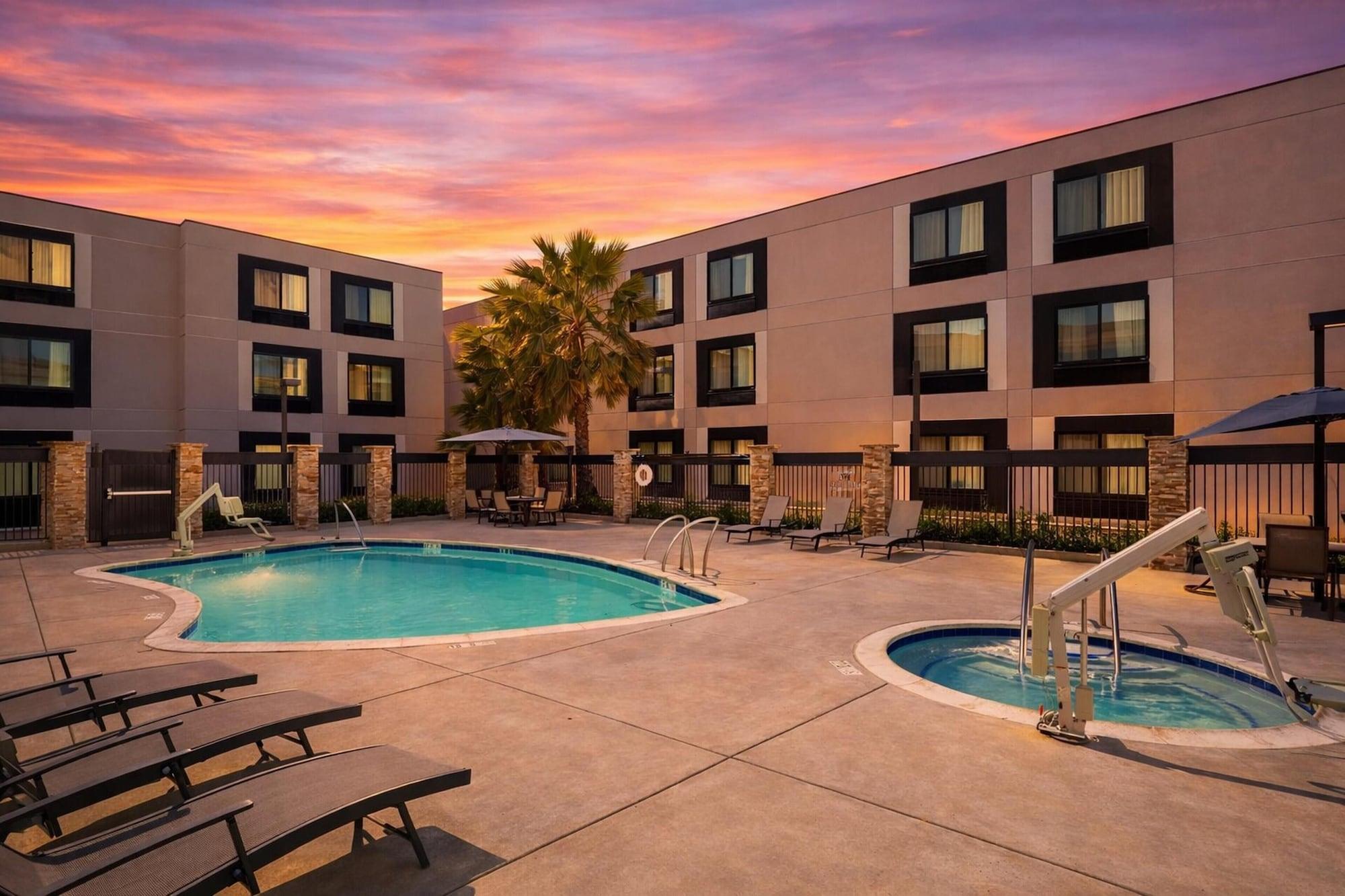 Vista Piscina Hampton Inn & Suites by Hilton San Diego SeaWorld Near Old Town