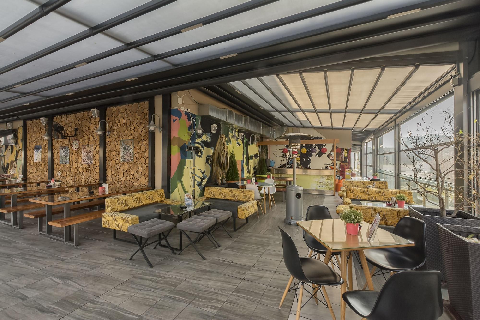Bar/Salón Hotel Lirak
