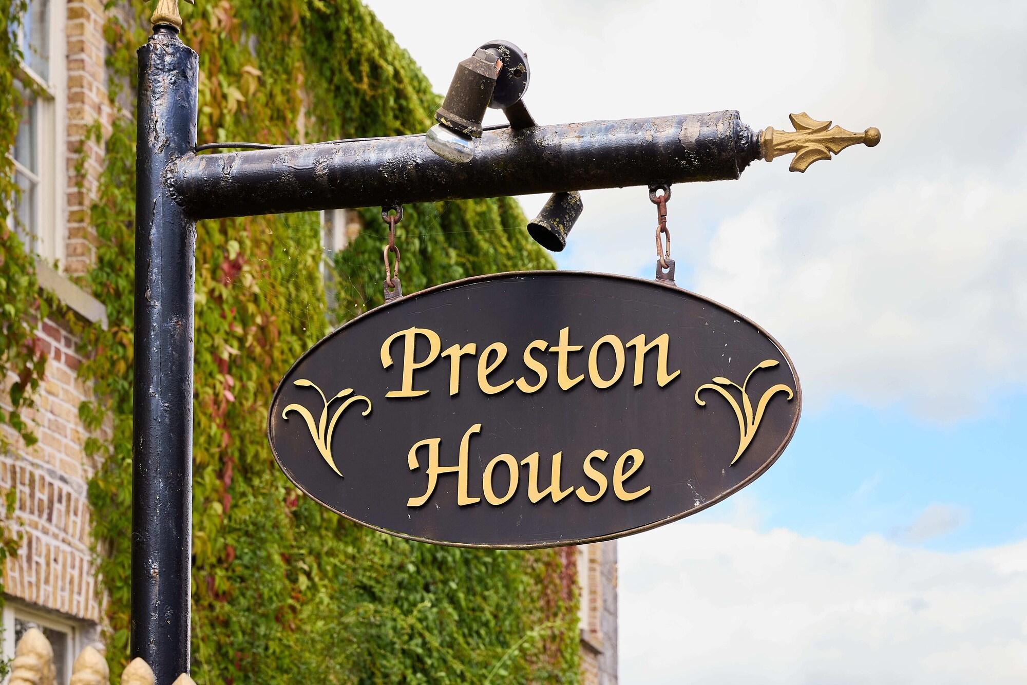 Vista Exterior Preston House