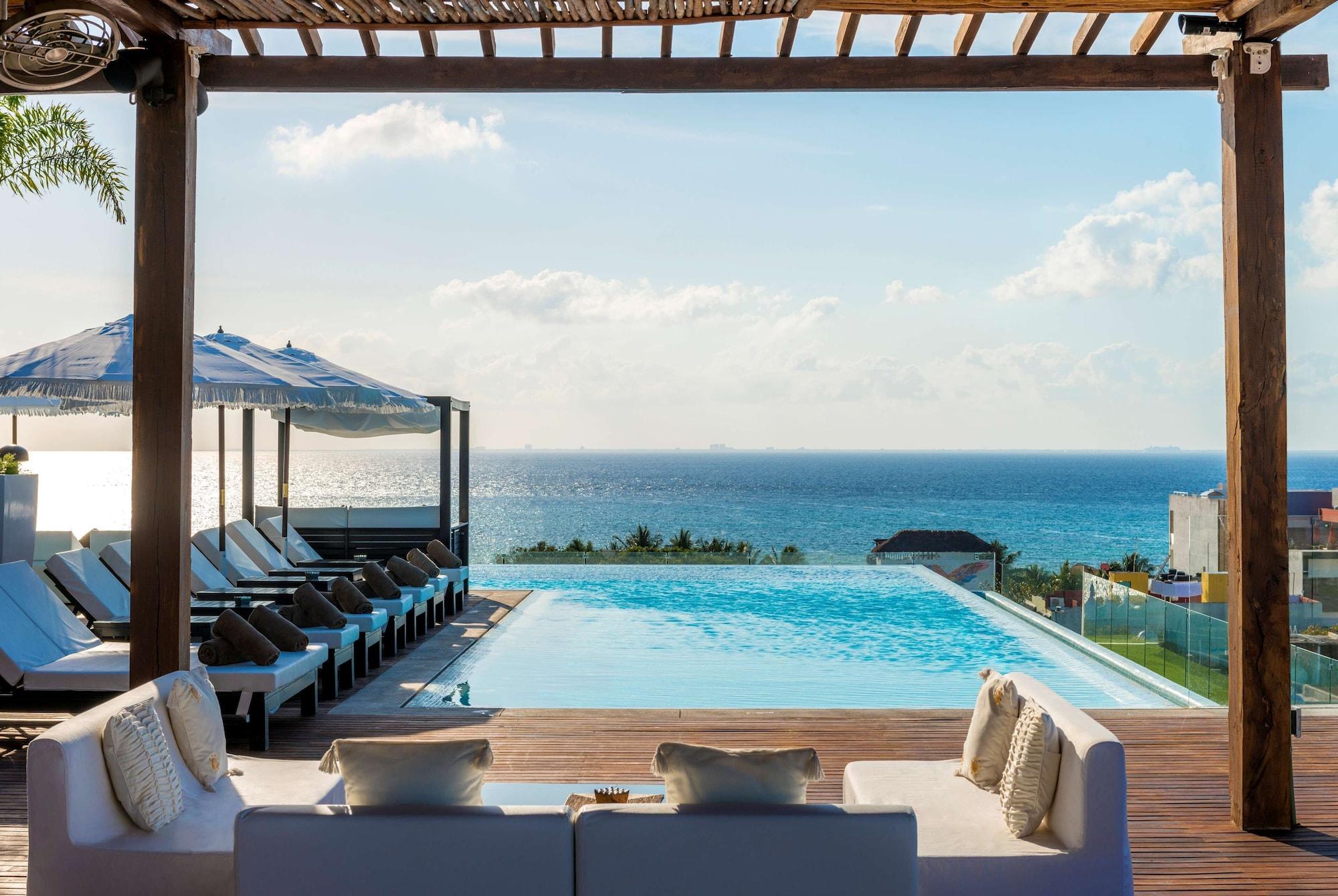 Vista Piscina The Fives Downtown Hotel - Curio Collection by Hilton