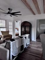 Alquiler Vacacional - Charming Vintage Home w/Separate Barn Guesthouse and Yard