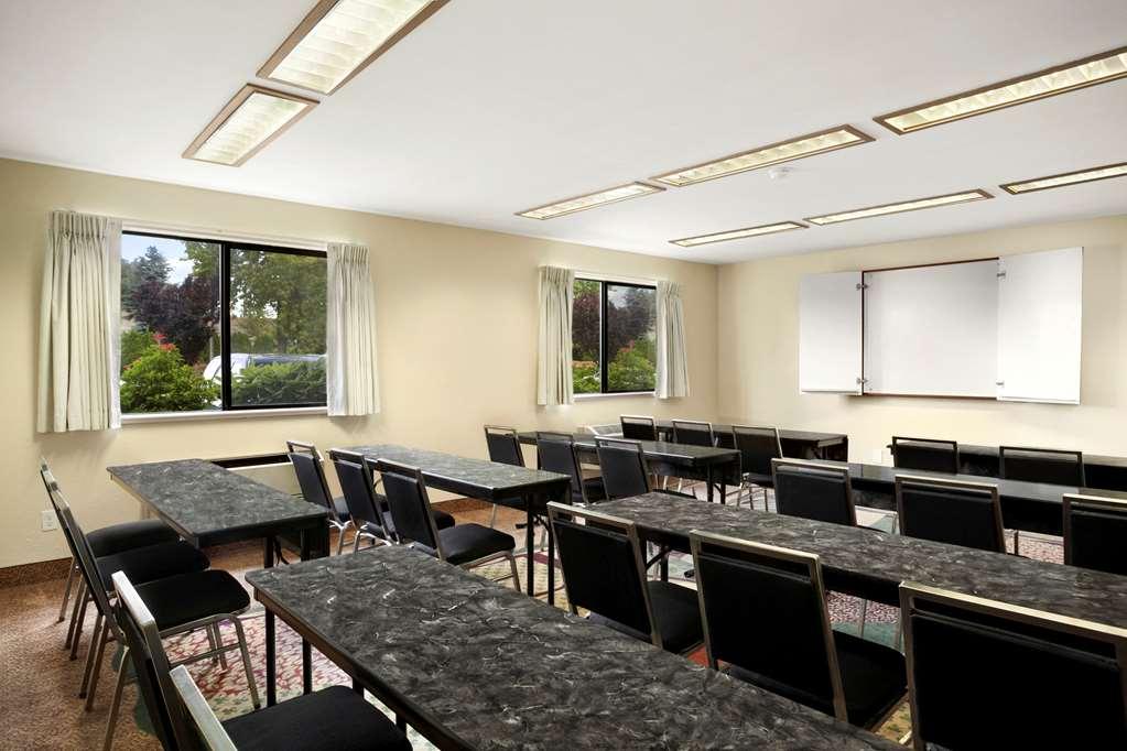 Centro de Negocios Days Inn by Wyndham Kent 84th Ave