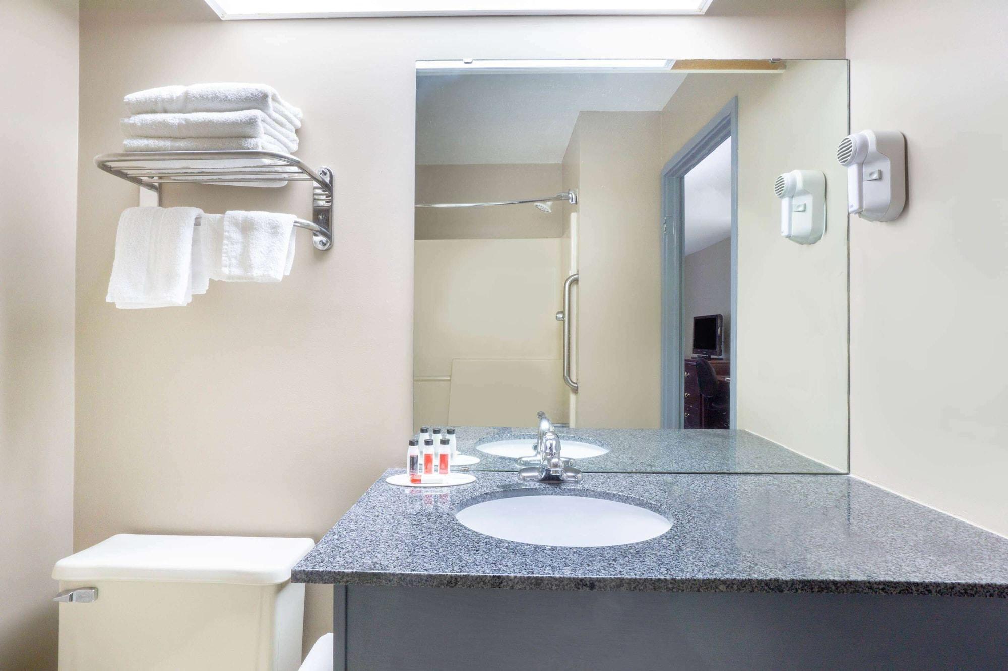 Equipamiento de Habitación Super 8 by Wyndham Harrison OH