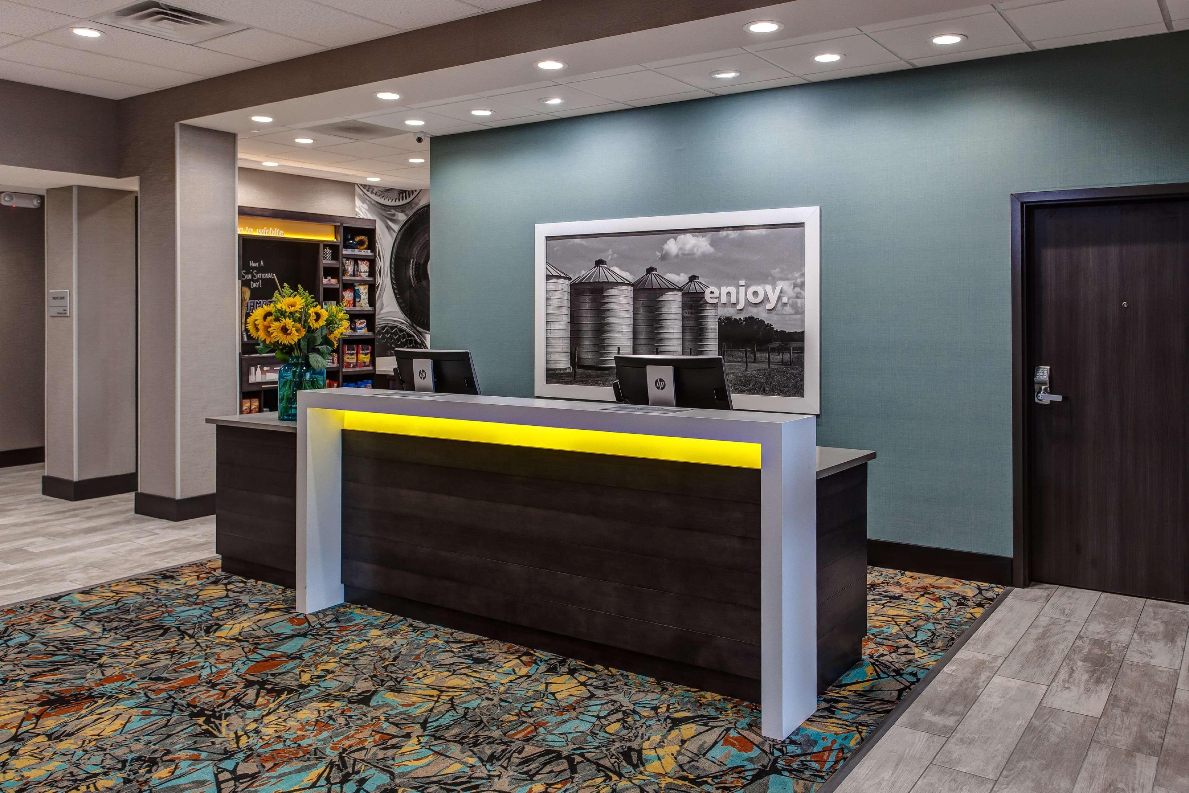 Vista Lobby Hampton Inn & Suites Wichita/Airport