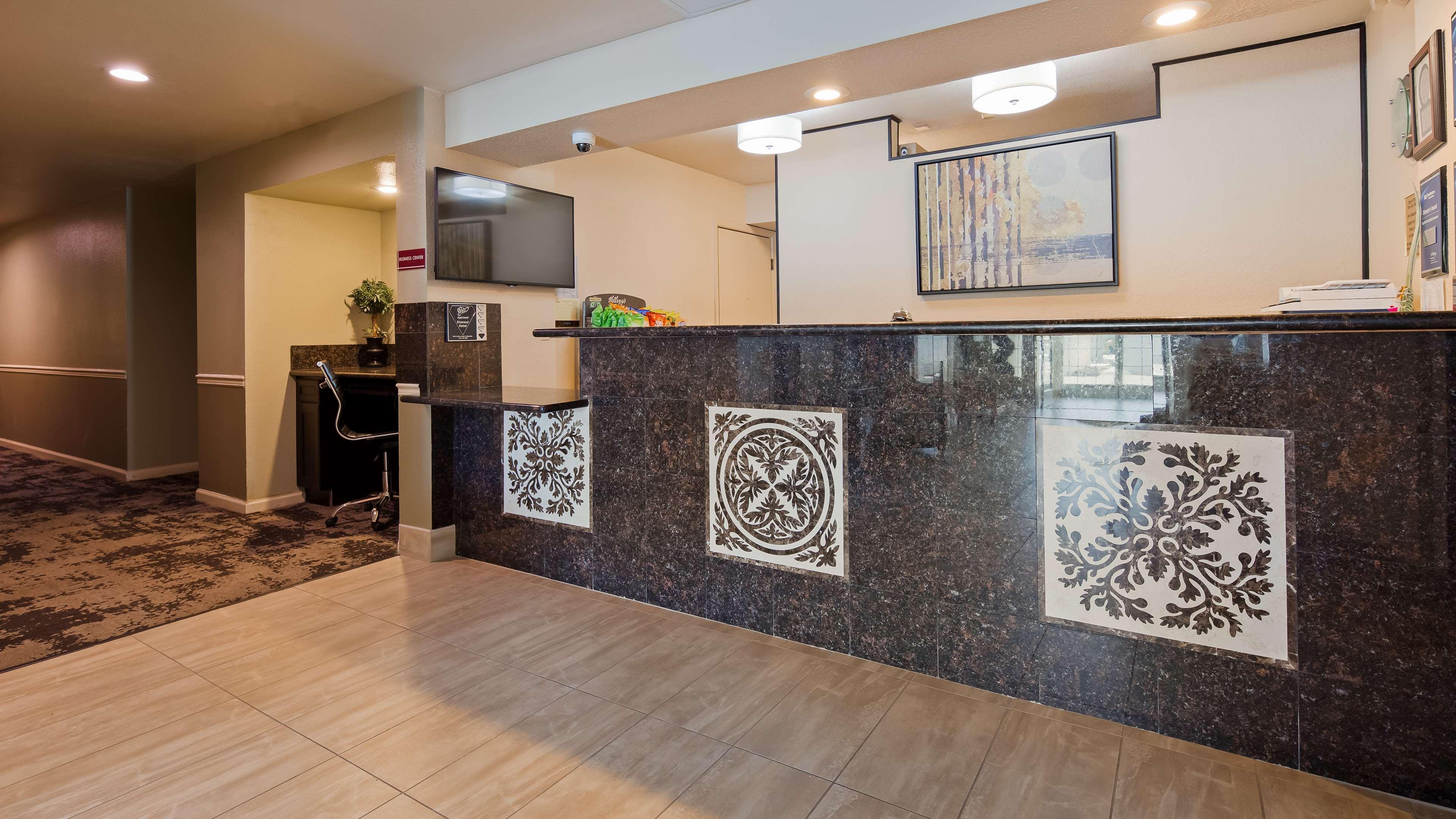 Vista Lobby Best Western Executive Inn