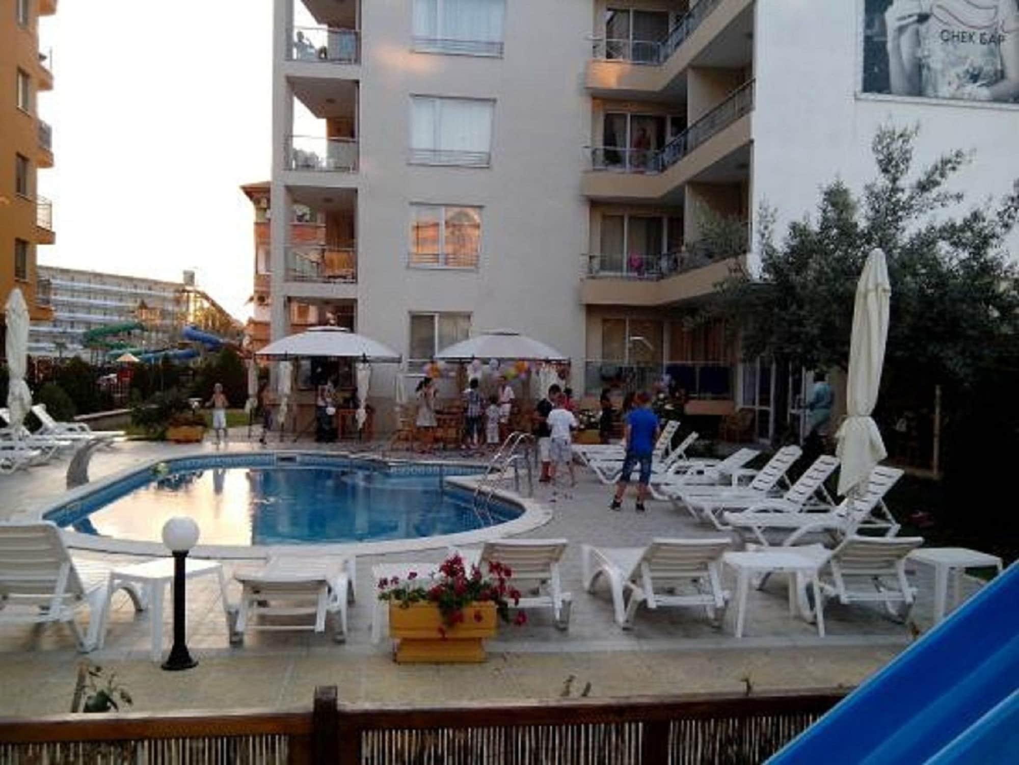 Vista Exterior Megas Apartments