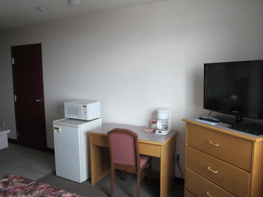 Vista Exterior Ramada Limited Fort Nelson