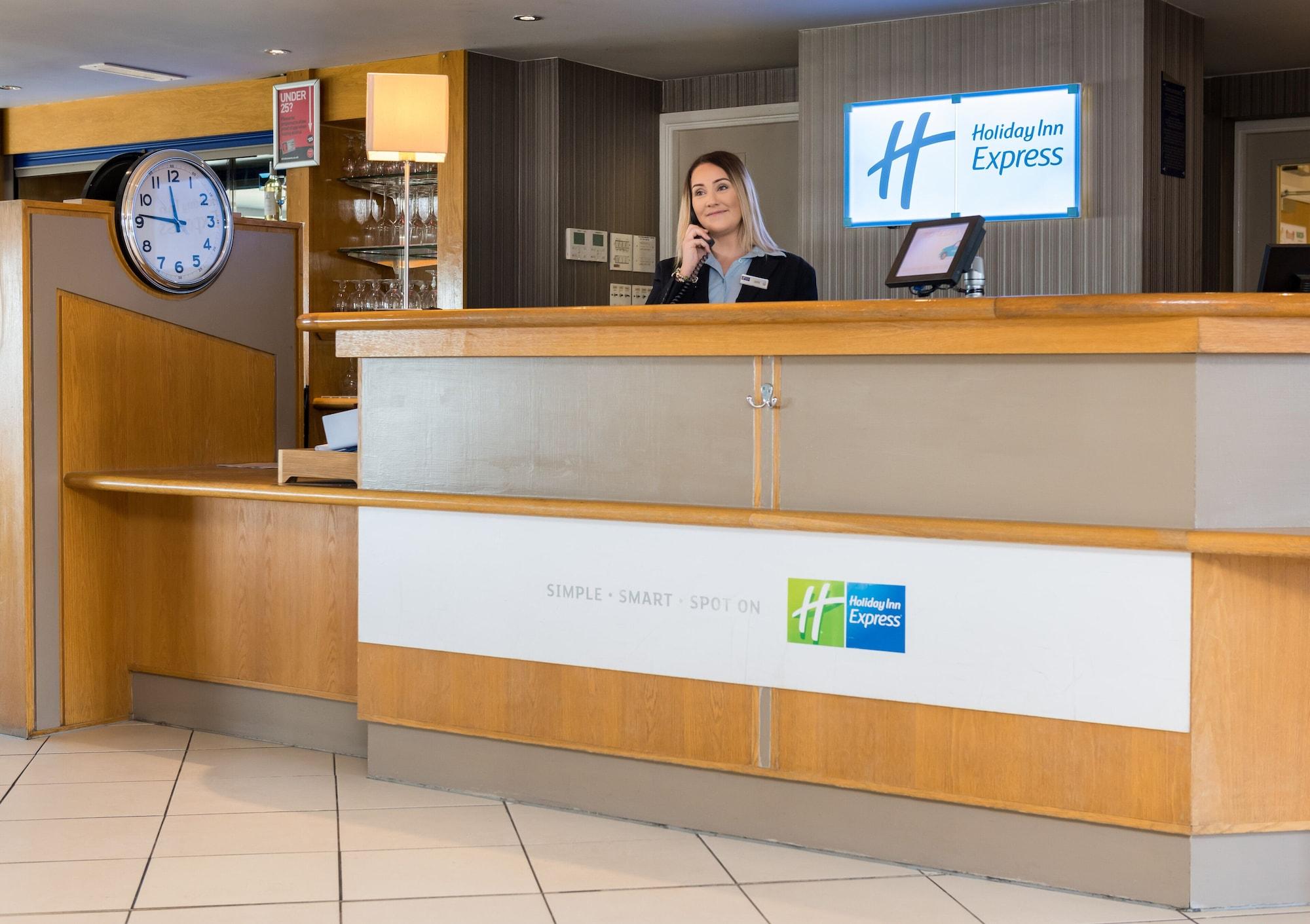 Vista Lobby Holiday Inn Express London Luton Airport by IHG