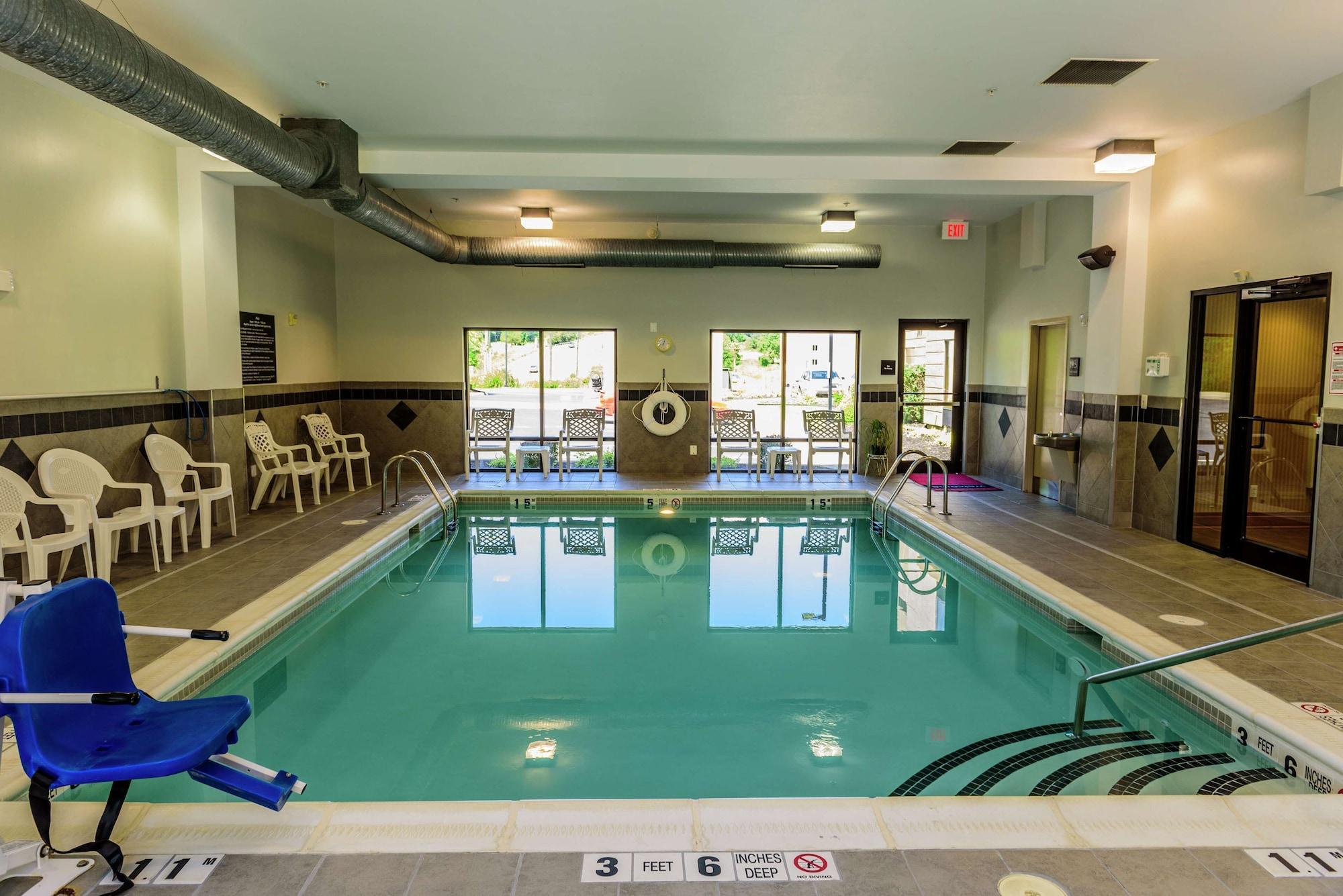 Vista Piscina Hampton Inn & Suites Jamestown