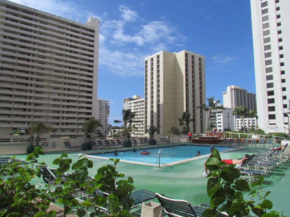 Varios Waikiki Banyan by Hello Relaxation