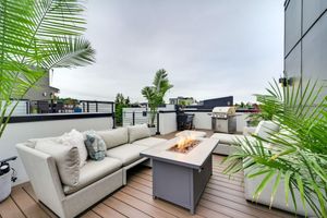 Alquiler Vacacional - Luxury Seattle Home w/ Rooftop Deck + Fire Pit!