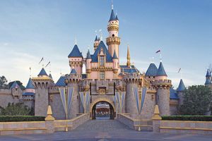 Actividad - Disneyland 1 Day Park Hopper with Lightening Lane Multi-Pass -Ticket with Round-trip Hotel Transfers
