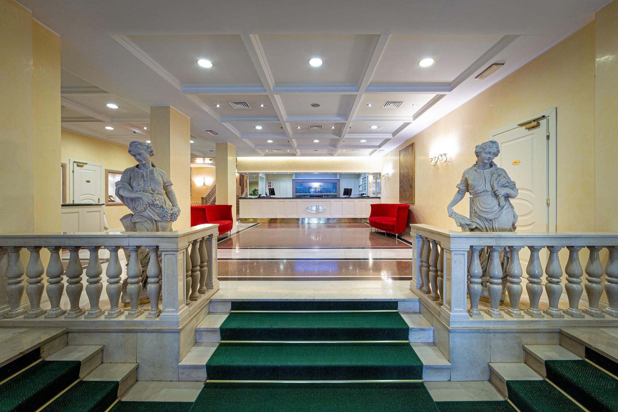 Vista Lobby Ambassador Palace Hotel