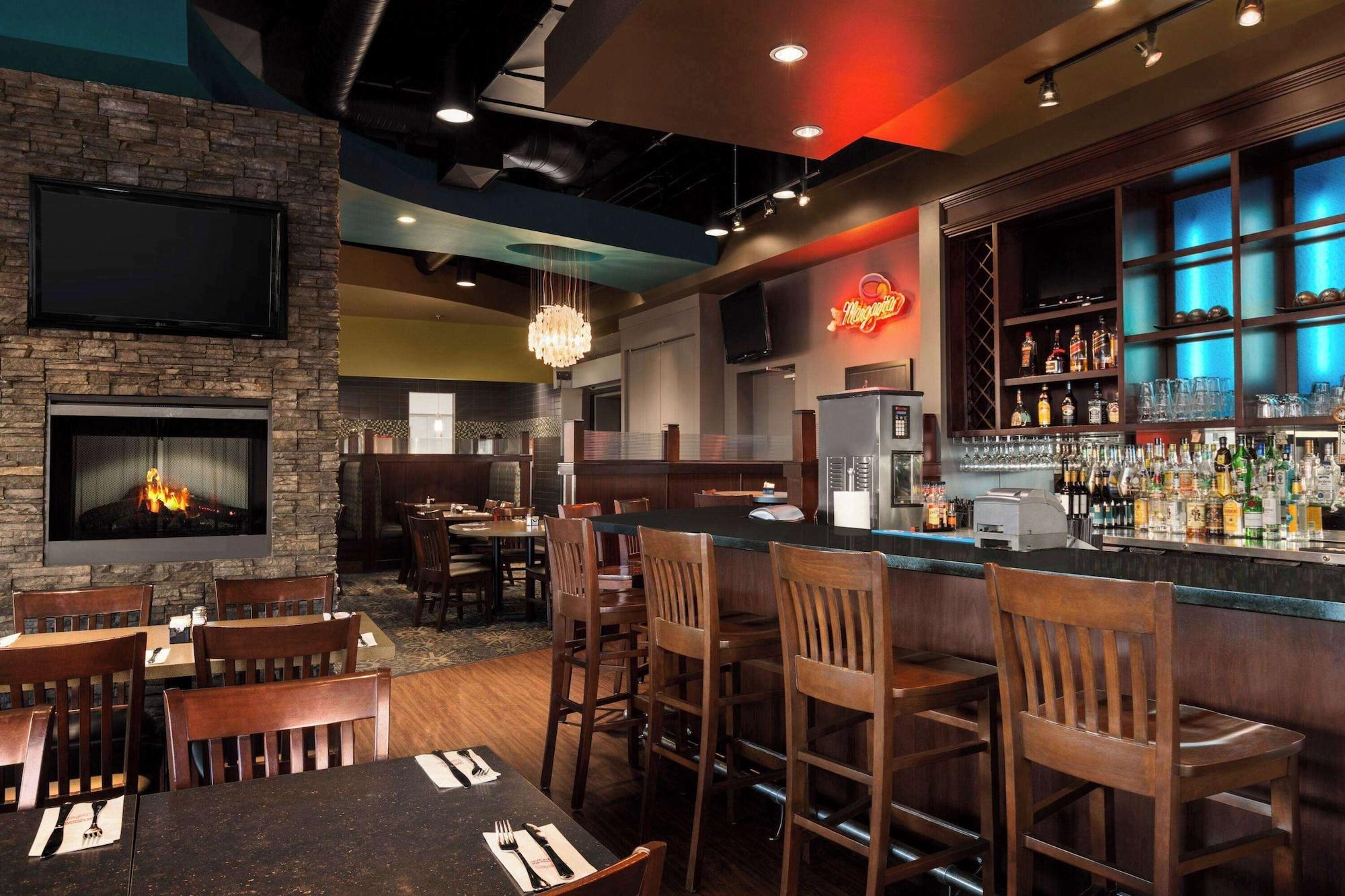 Restaurant Days Inn & Suites by Wyndham Edmonton Airport