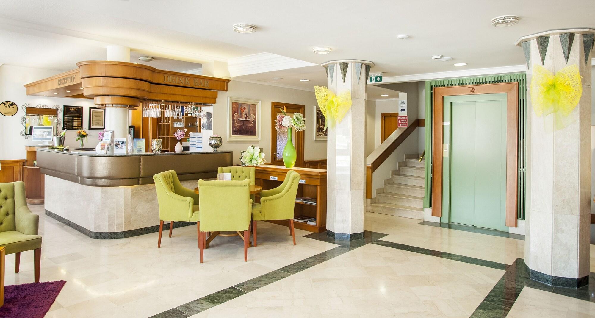 Vista Lobby Holiday Club Apartman Hotel