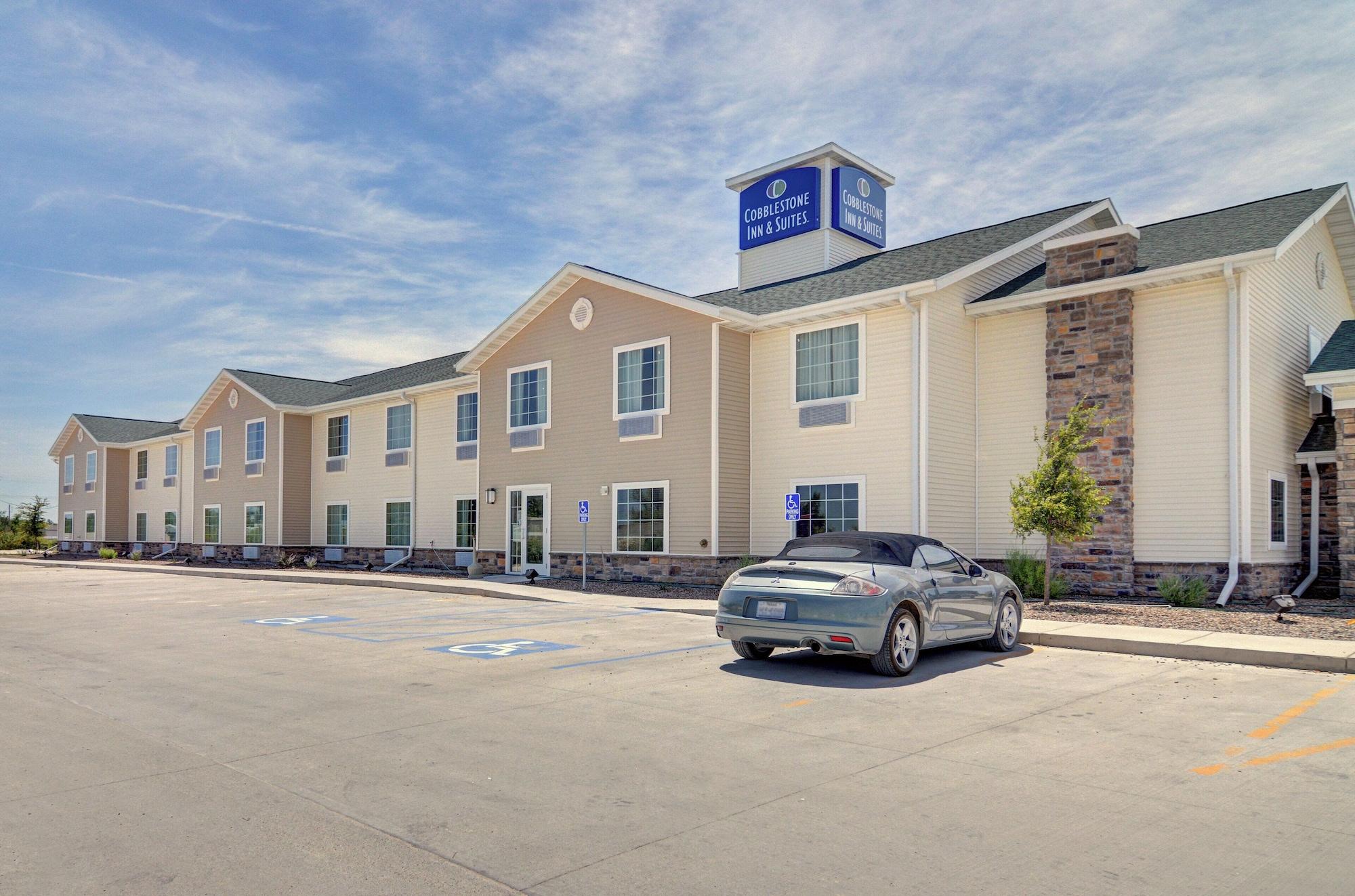 Vista Exterior Cobblestone Inn & Suites – Big Lake