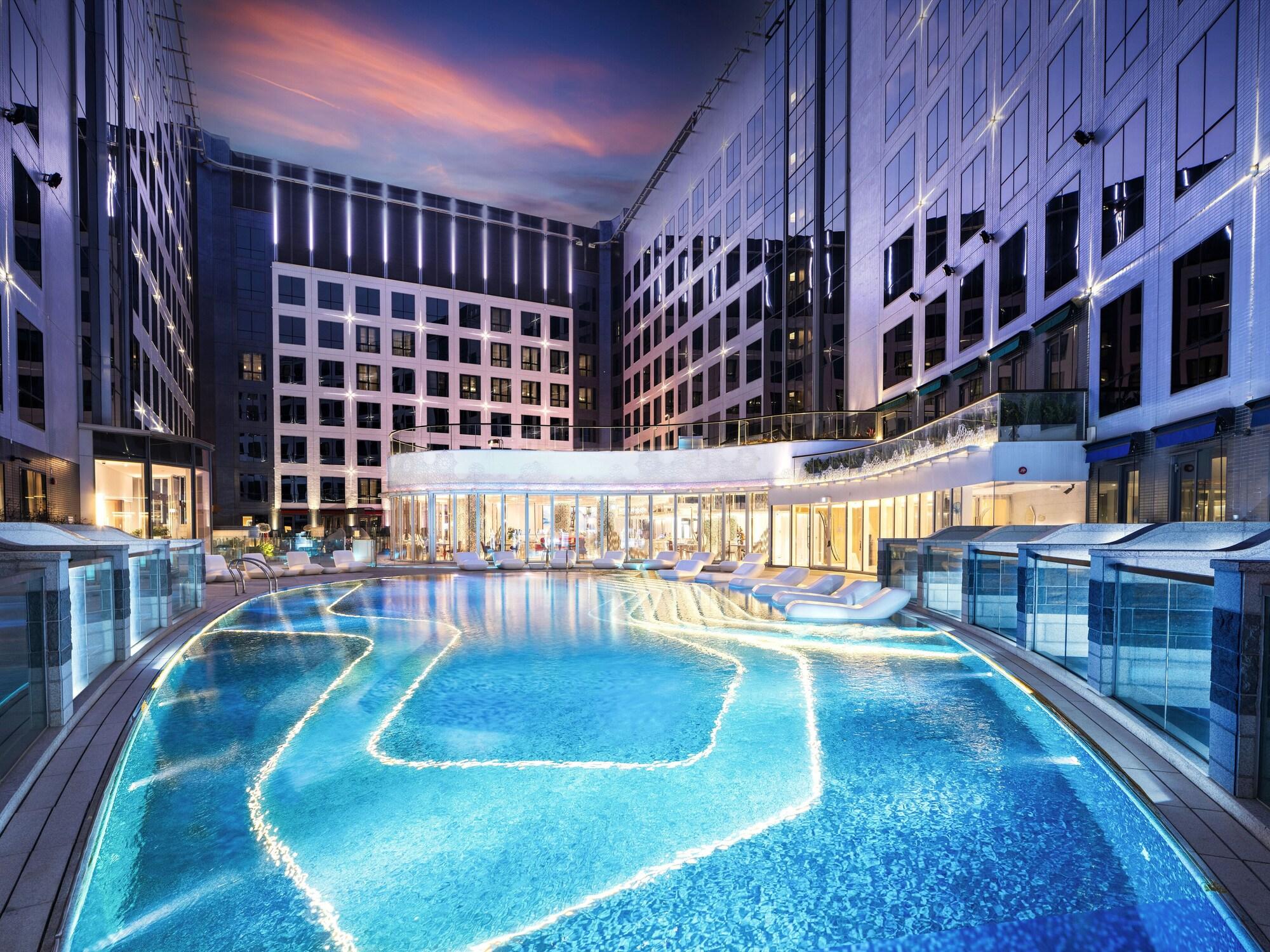 Vista Piscina Regala Skycity Hotel