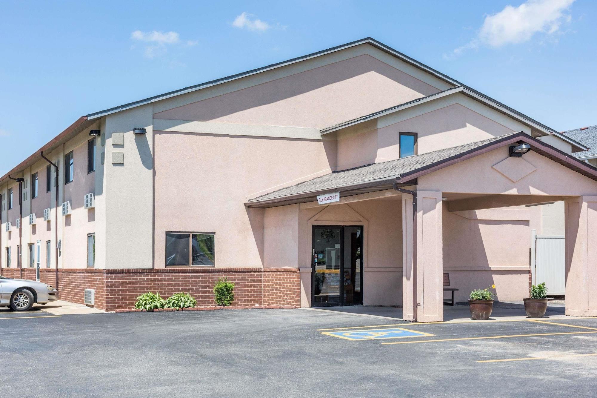 Varios Super 8 by Wyndham Osceola IA
