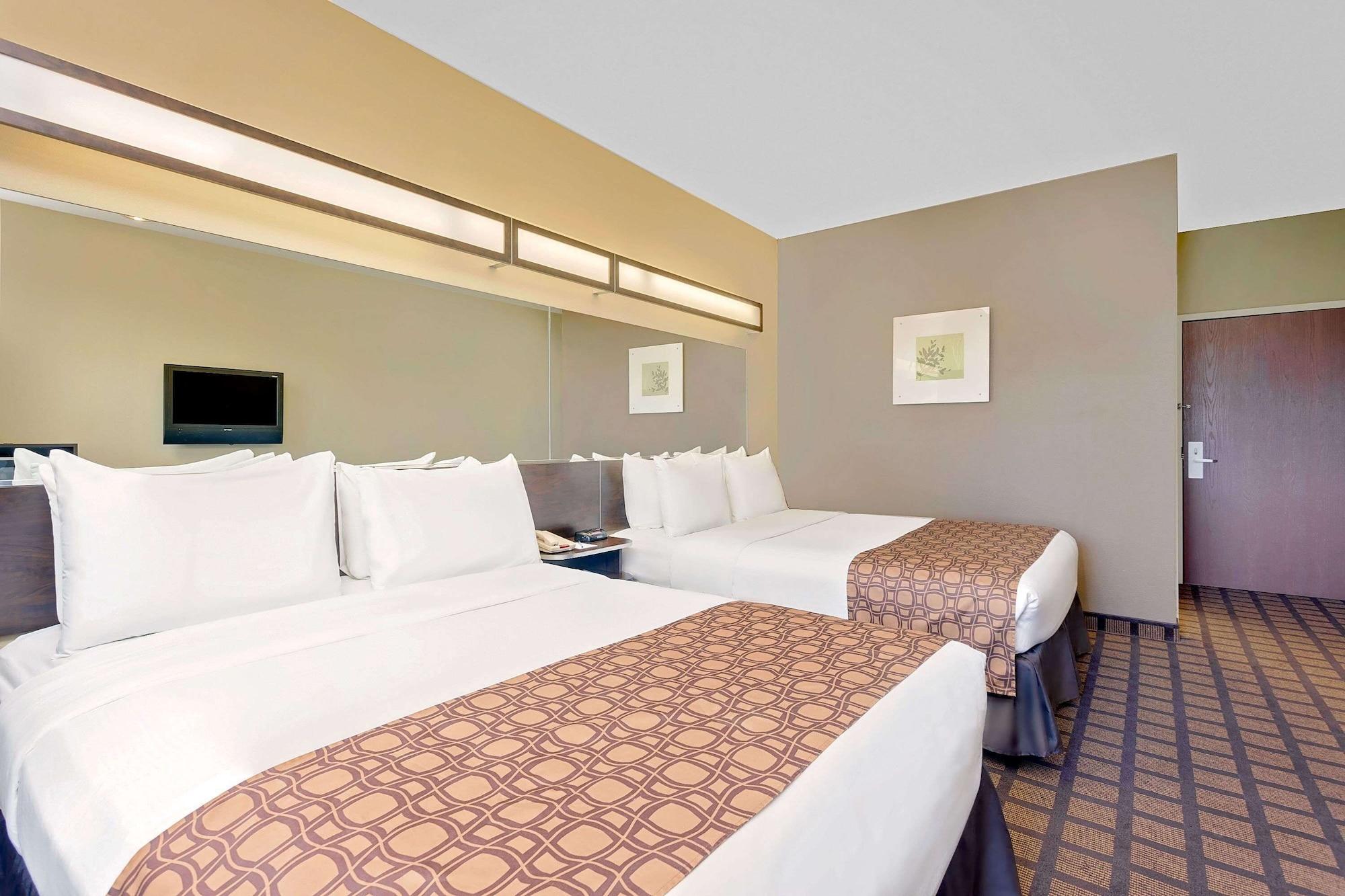 Habitación Microtel by Wyndham Perry National Fairground Area I-75