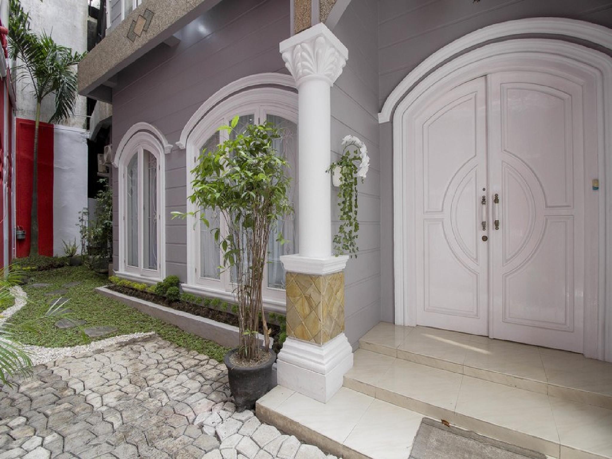 Vista Exterior RedDoorz near Grand Palladium