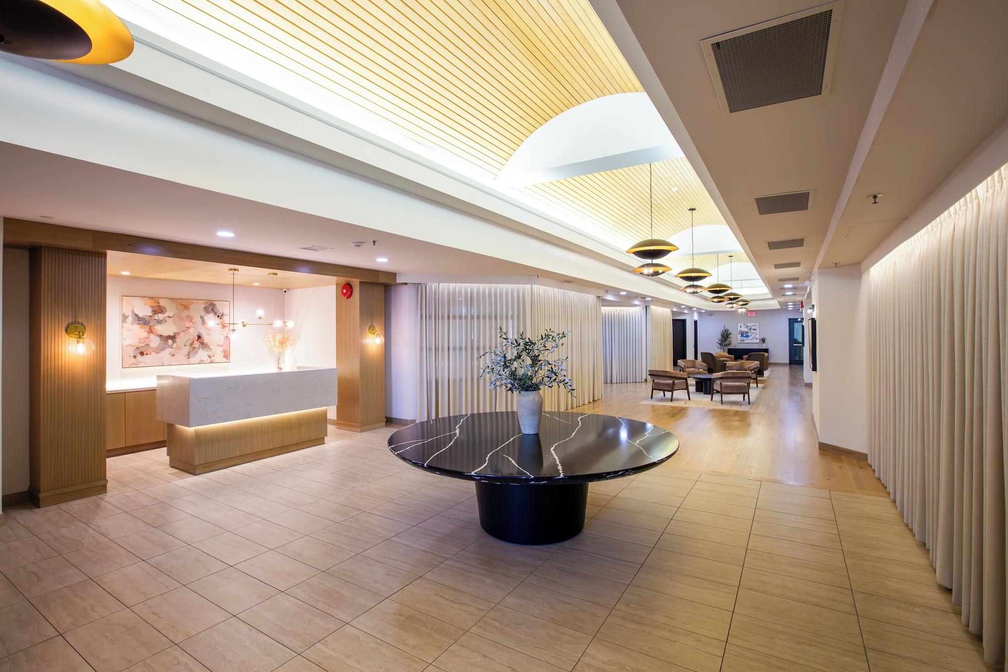 Vista Lobby Norwood Hotel